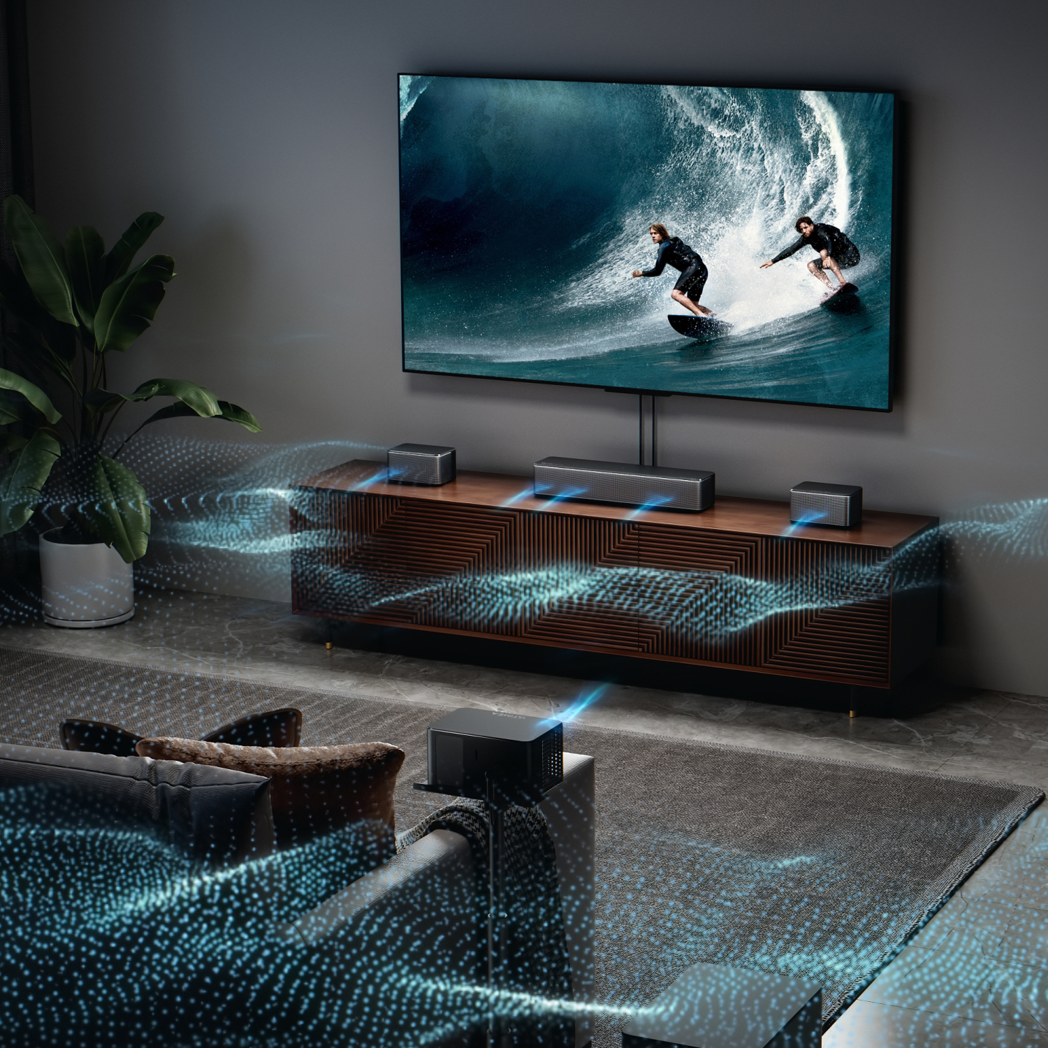 Salon z telewizorem wyświetlającym surferów, systemem dźwiękowym i nocnym widokiem na miasto.