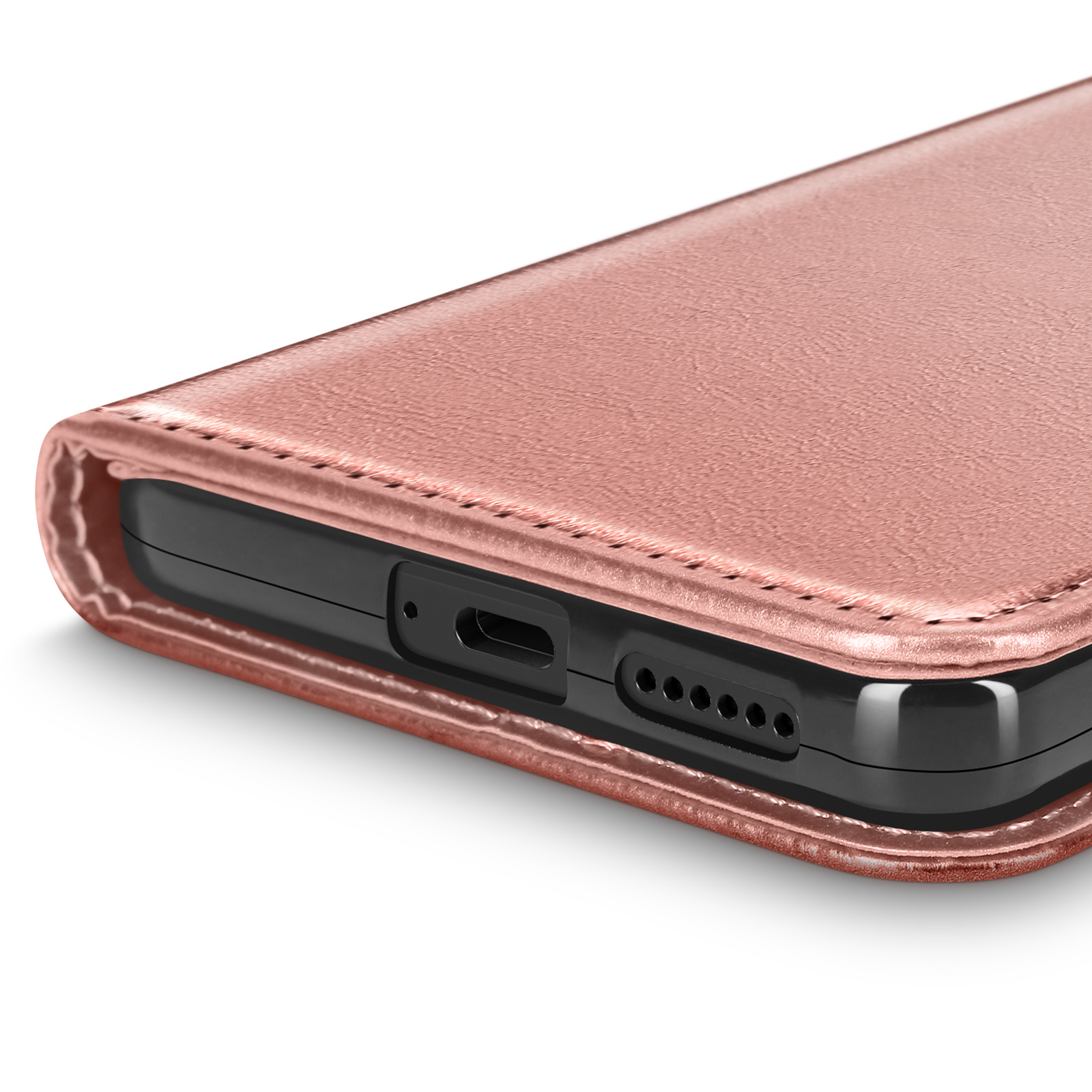 Primo piano di una custodia per telefono oro rosa. Mostra la porta di ricarica e i fori degli altoparlanti.