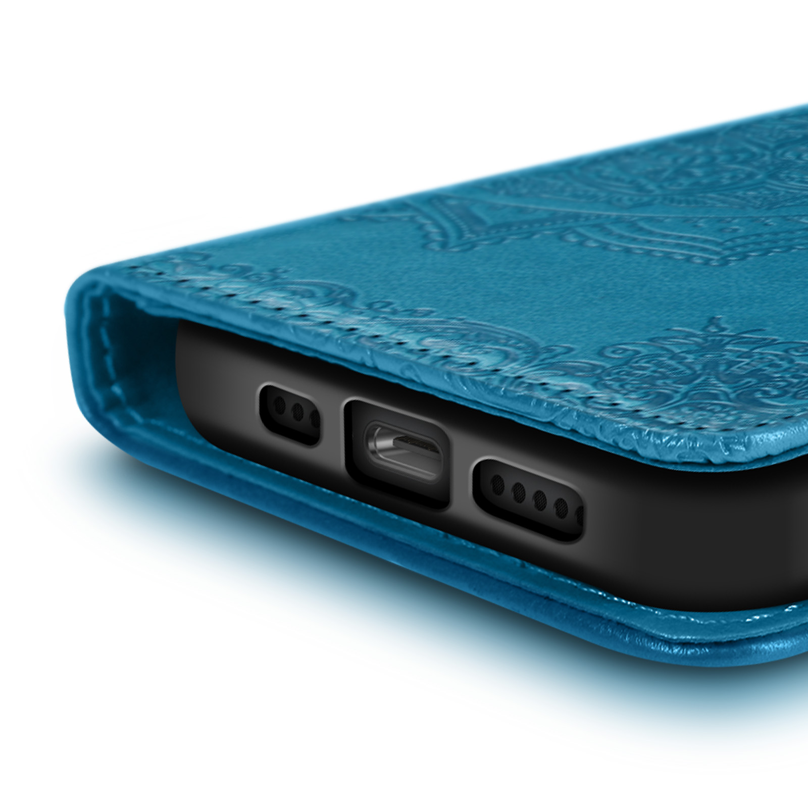 Close-up van een blauwe telefoonhoes, met de oplaadpoort en luidsprekergaten.