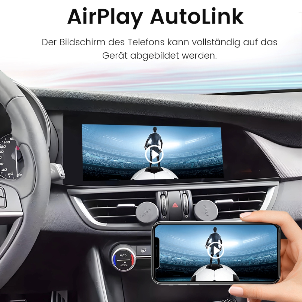 Cruscotto auto con telefono che mostra partita di calcio. Funzione AirPlay AutoLink.