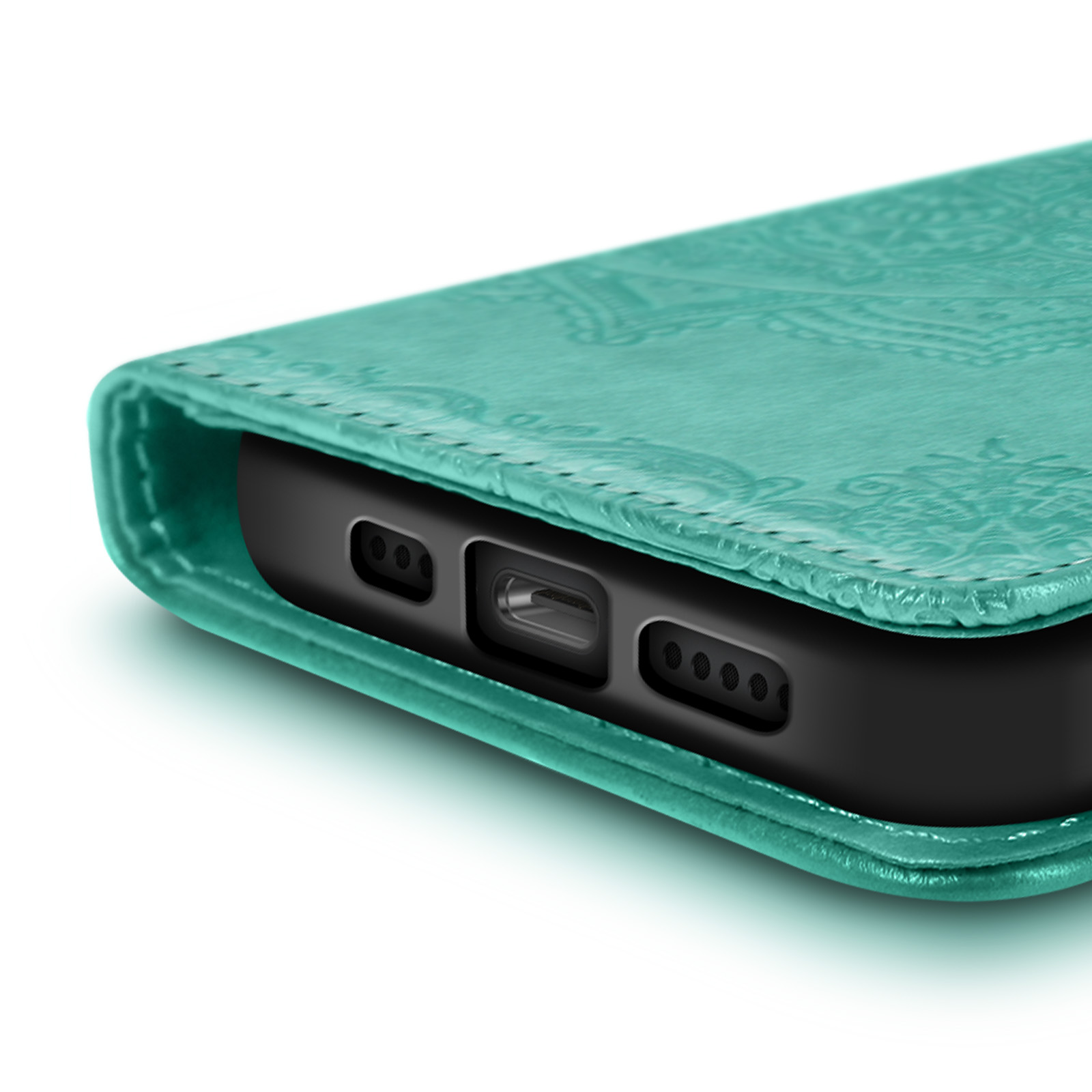 Gros plan d'un étui de téléphone bleu-vert avec motif floral en relief. Téléphone noir visible.