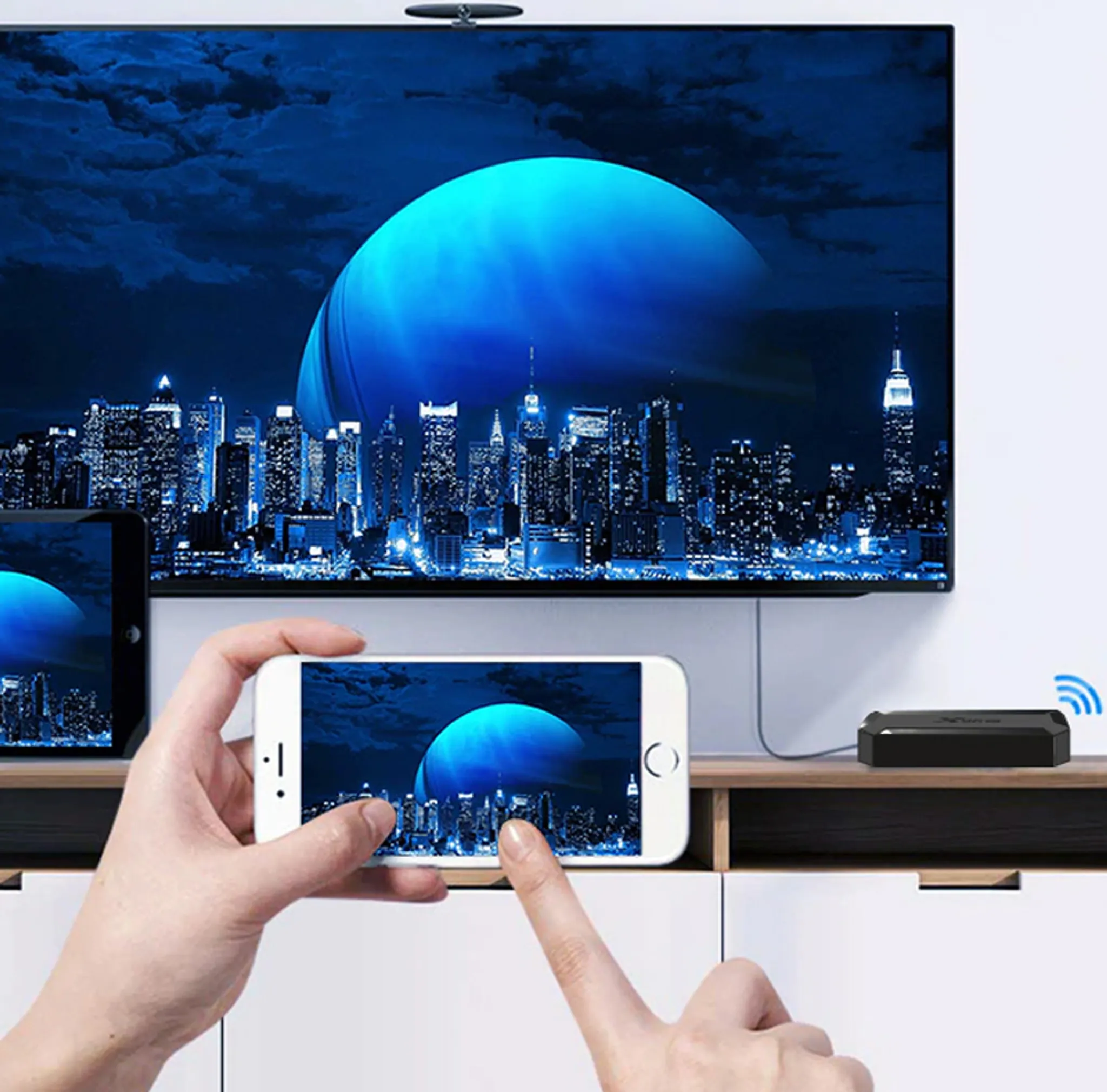 Eine Person hält ein Telefon, das einen Fernsehbildschirm mit einer nächtlichen Skyline spiegelt.