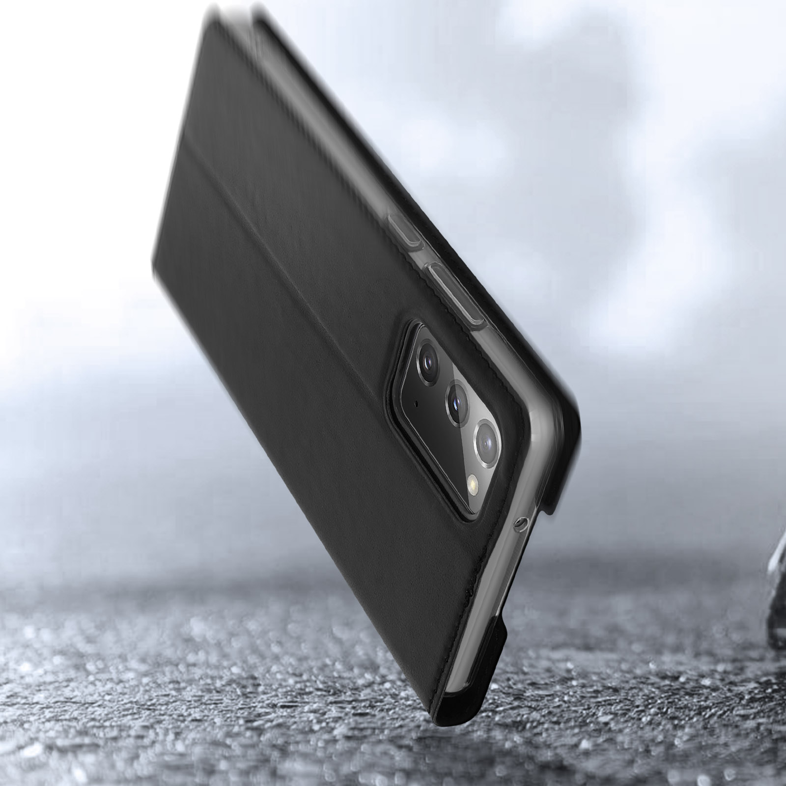 Custodia per telefono nera su una superficie. Il telefono è all'interno. La custodia è chiusa. La superficie strutturata è grigia.