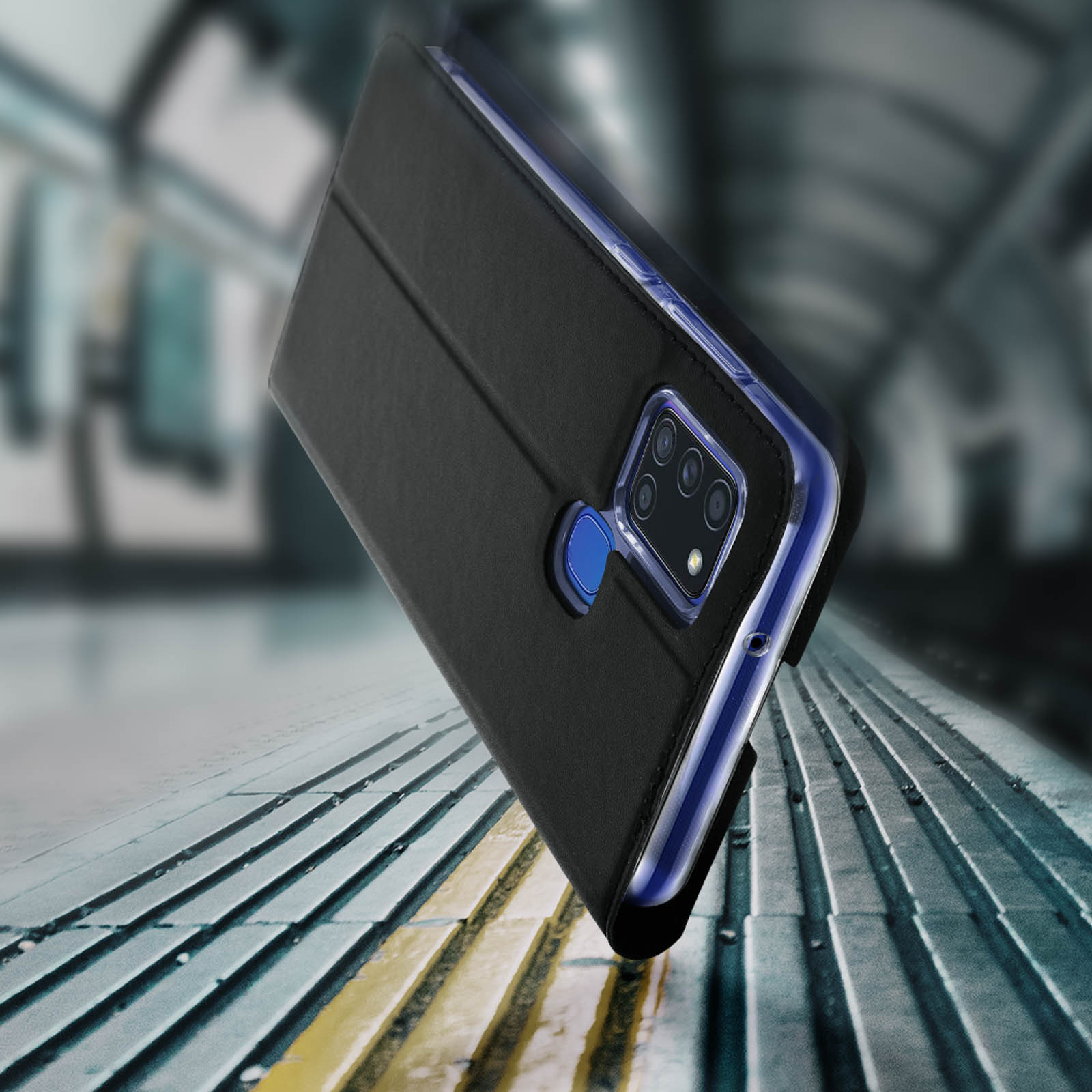 Custodia nera con telefono all'interno, inclinata su uno sfondo urbano sfocato.