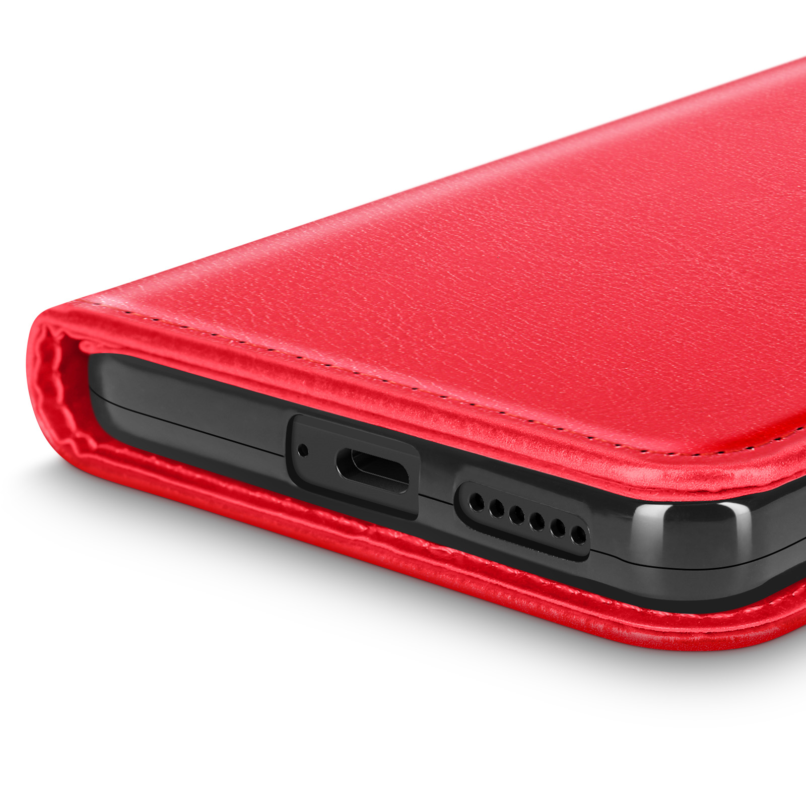 Custodia rossa per telefono, primo piano della porta di ricarica e fori degli altoparlanti.