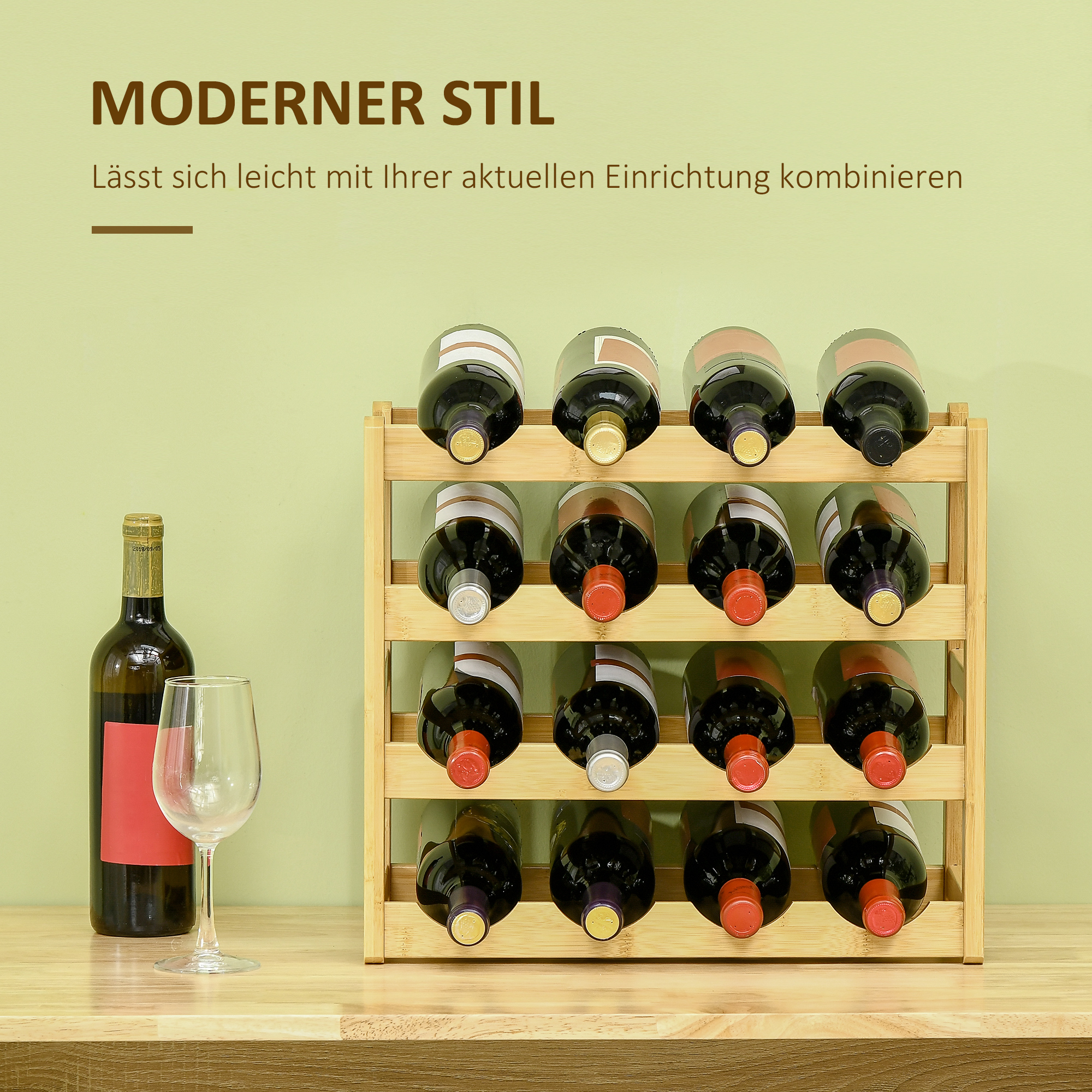 Weinregal aus Holz mit 12 Flaschen. Eine Flasche und ein Glas links, grüner Wandhintergrund.