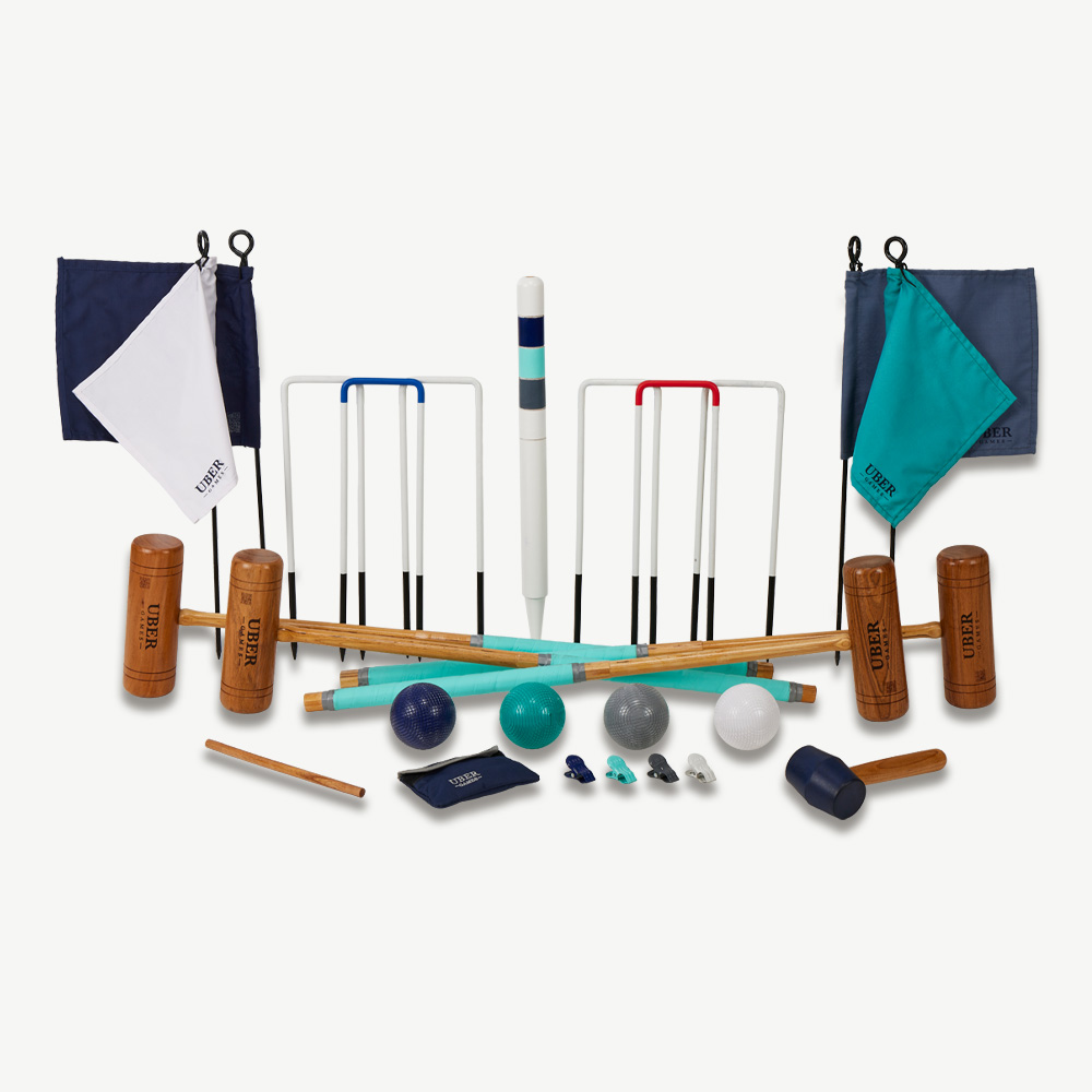 Krocket-Set auf Weiß. Enthält Schläger, Kugeln, Reifen, Flaggen und Pfähle. Verschiedene Farben vorhanden.
