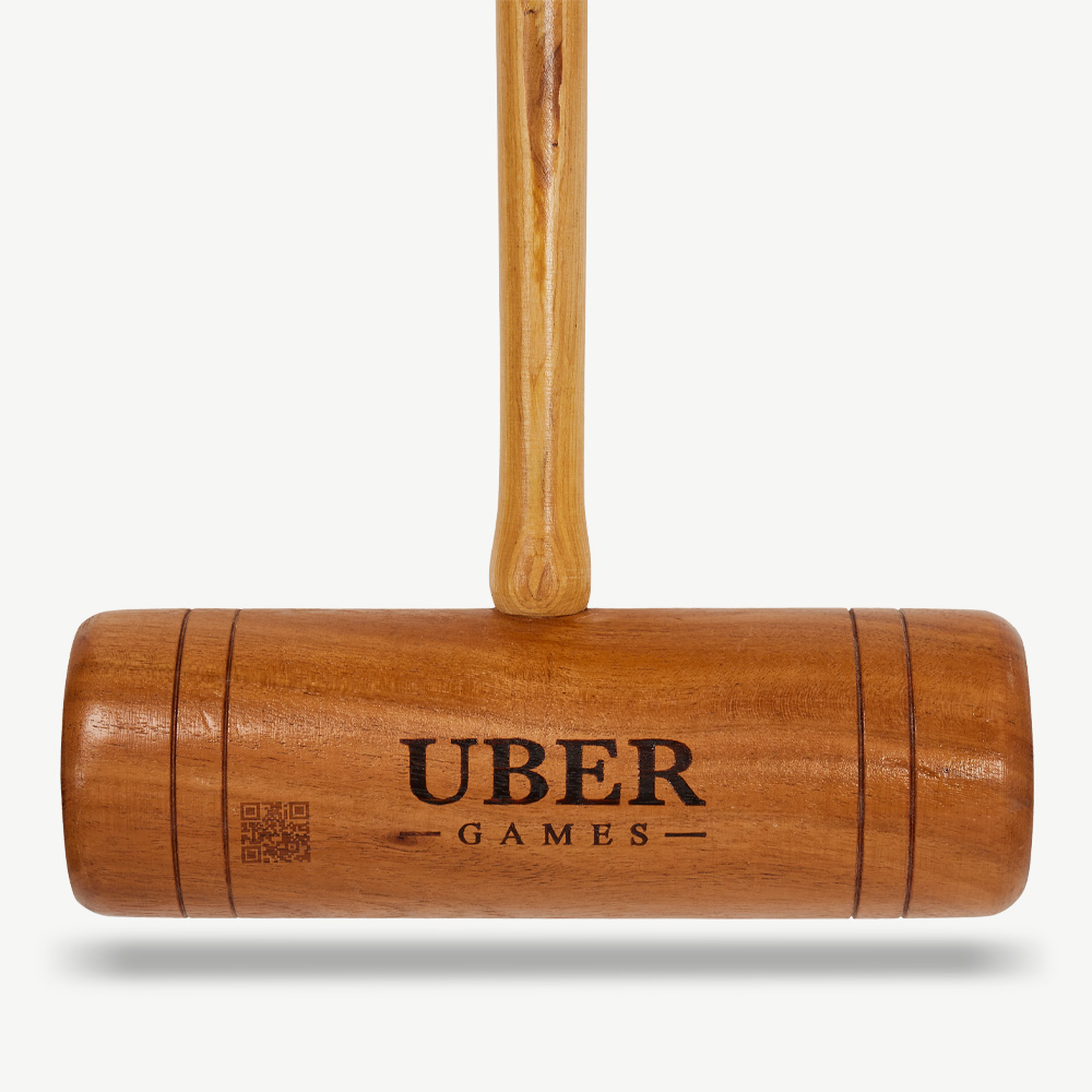 Nahaufnahme eines Krocket-Schlägers mit Holzgriff und Kopf.