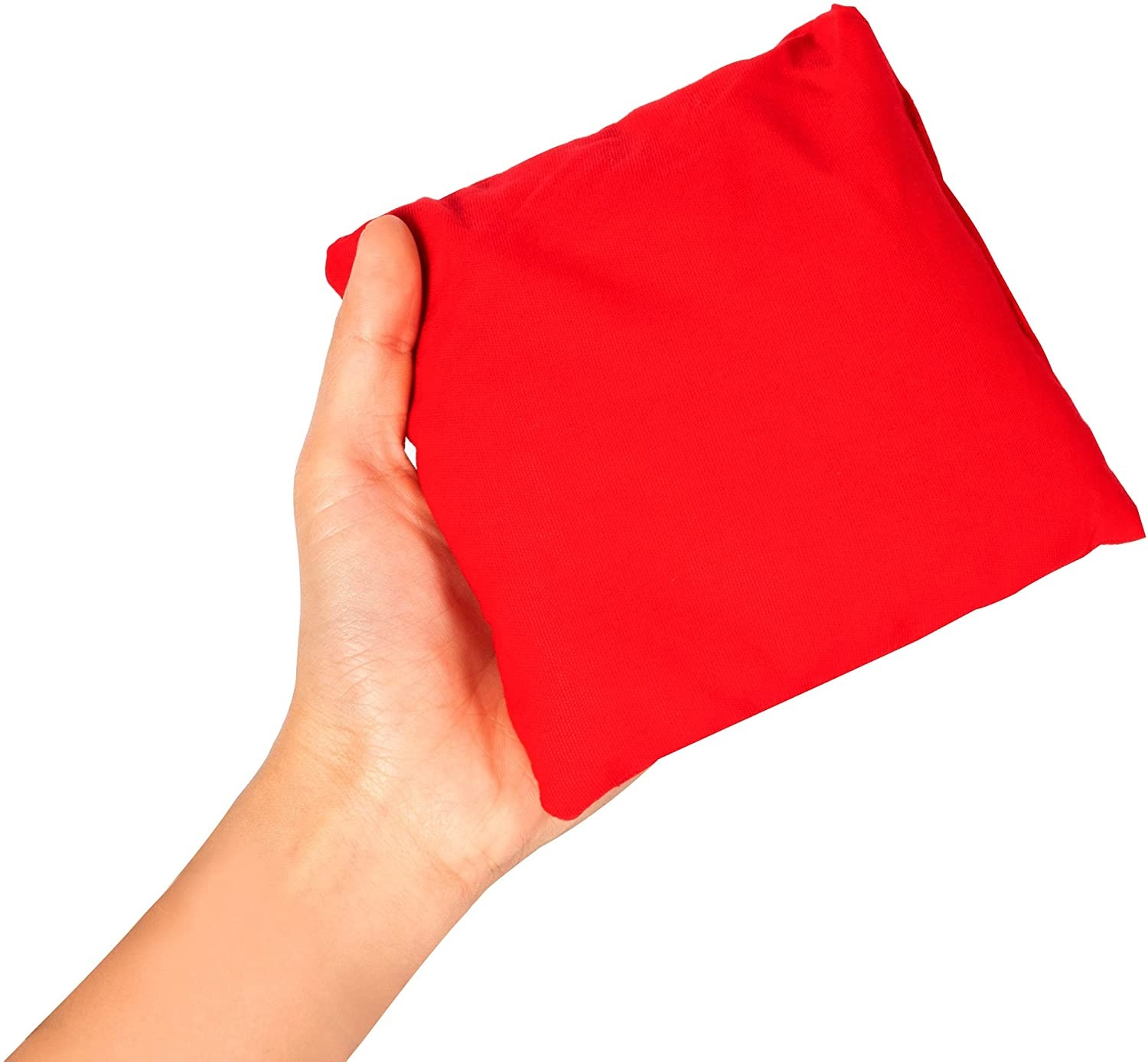 Eine Hand, die einen roten Beanbag auf weißem Hintergrund hält.