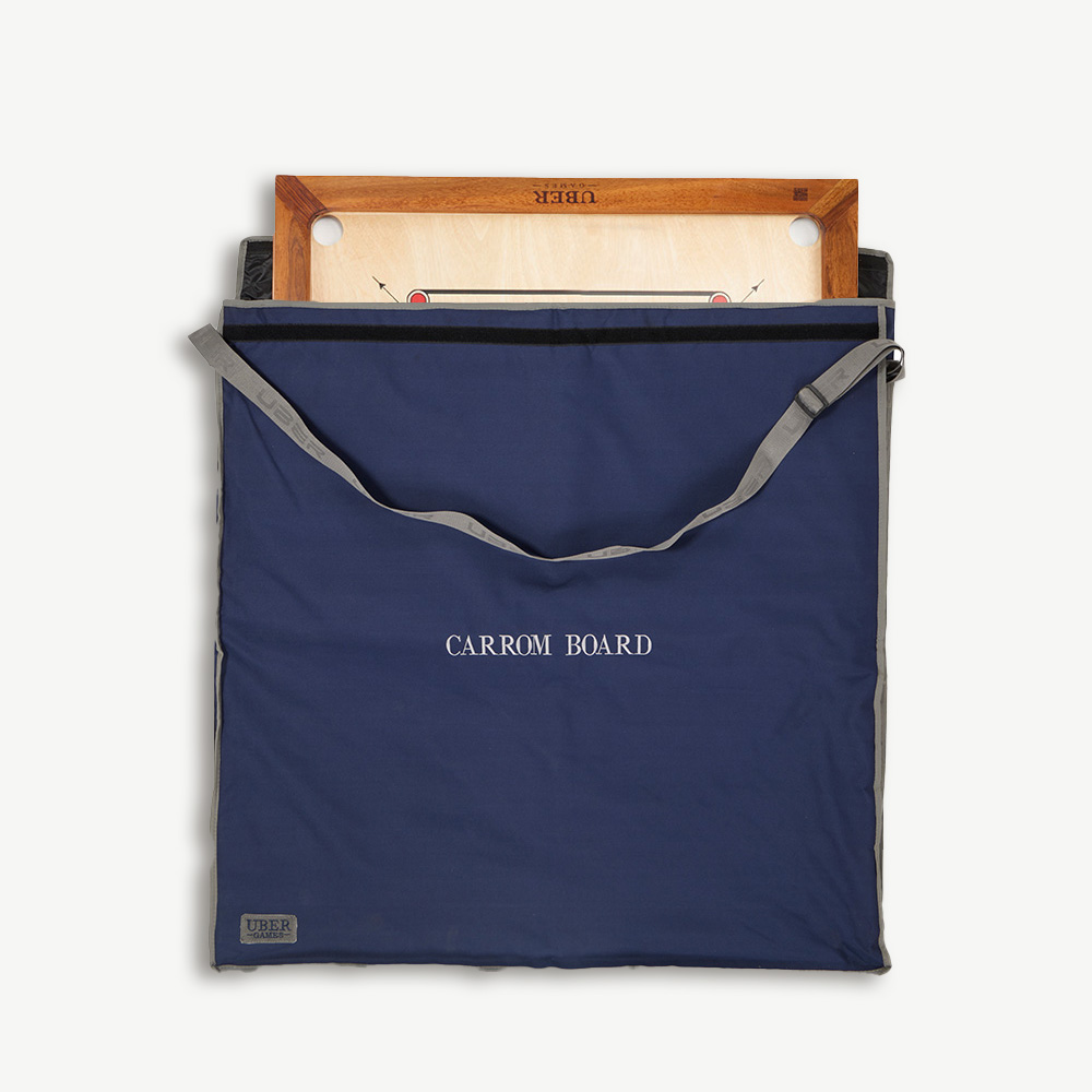 Carrom-Brett in einer marineblauen Tragetasche. Die Tasche hat einen grauen Riemen, Spieltitel gedruckt.