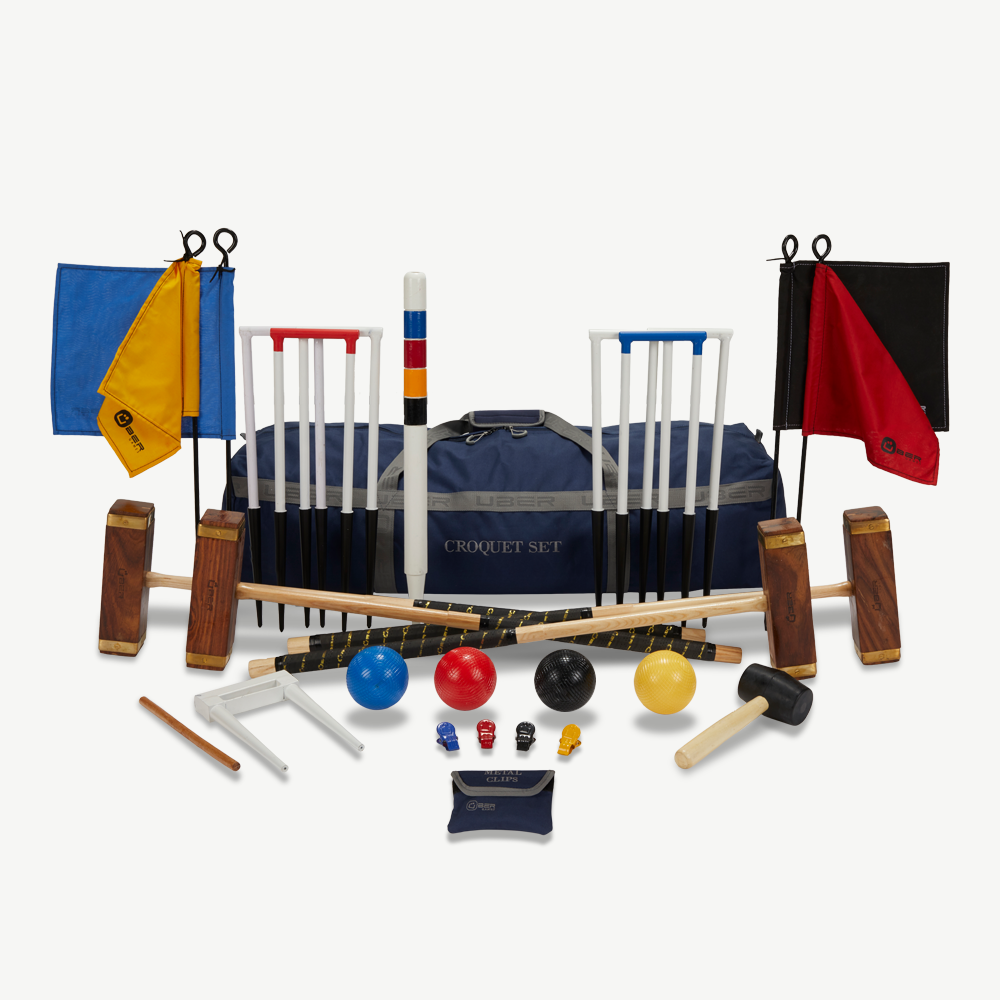 Ein Krocket-Set mit Schlägern, Kugeln, Reifen, Fahnen und einer Tragetasche.