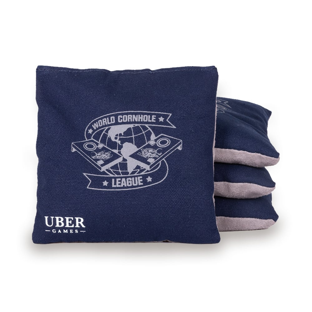 Marineblaue Beanbags mit weißem Logo, gestapelt auf weißer Oberfläche.