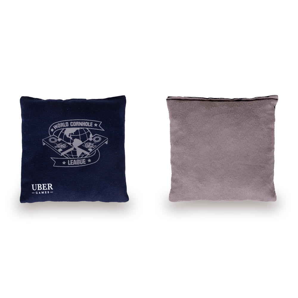Zwei Cornhole-Säcke, einer marineblau mit Text, der andere grau.