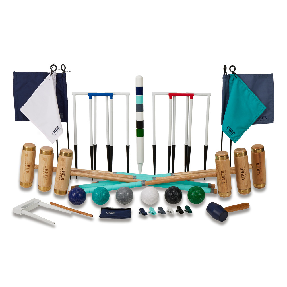 Krocket-Set mit Schlägeln, Reifen, Bällen, Flaggen und einem Mittelpfahl, auf weißem Untergrund.