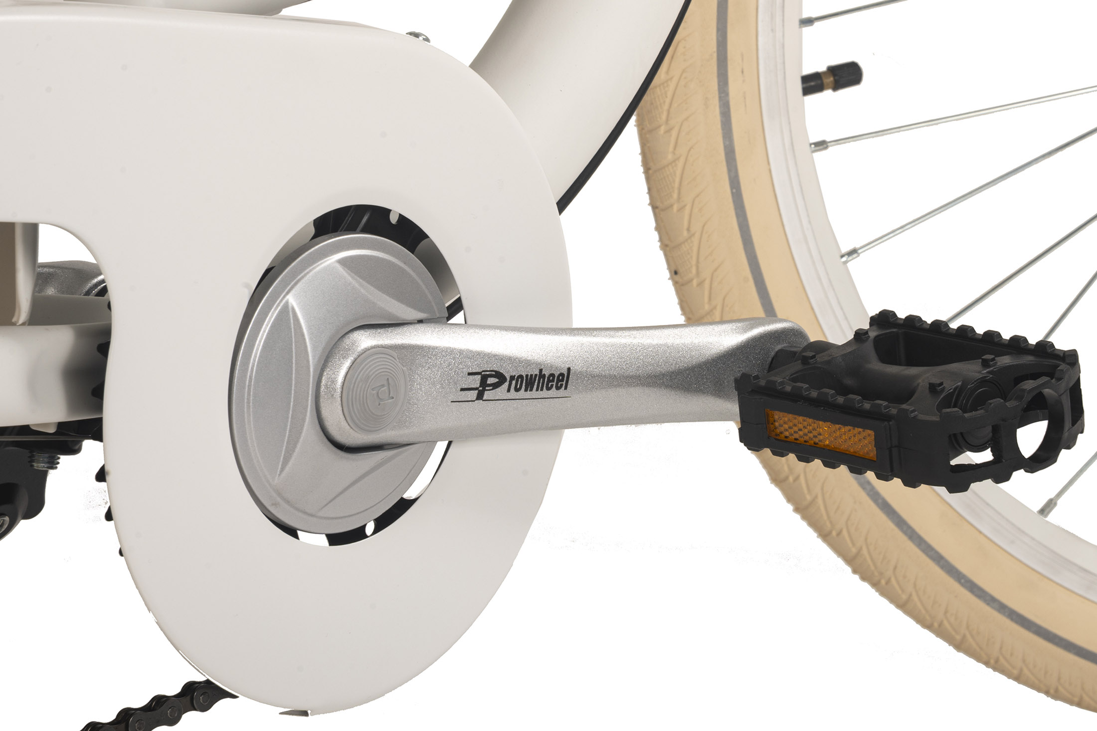 Nahaufnahme von Kurbelgarnitur und Pedal eines Fahrrads. Das Pedal ist schwarz mit einem orangefarbenen Reflektor.
