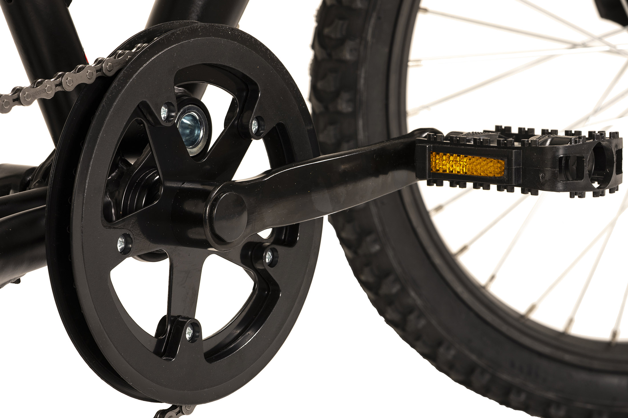 Nahaufnahme von Kurbelgarnitur und Pedal eines Fahrrads. Das Pedal ist schwarz mit orangefarbenem Reflektor.