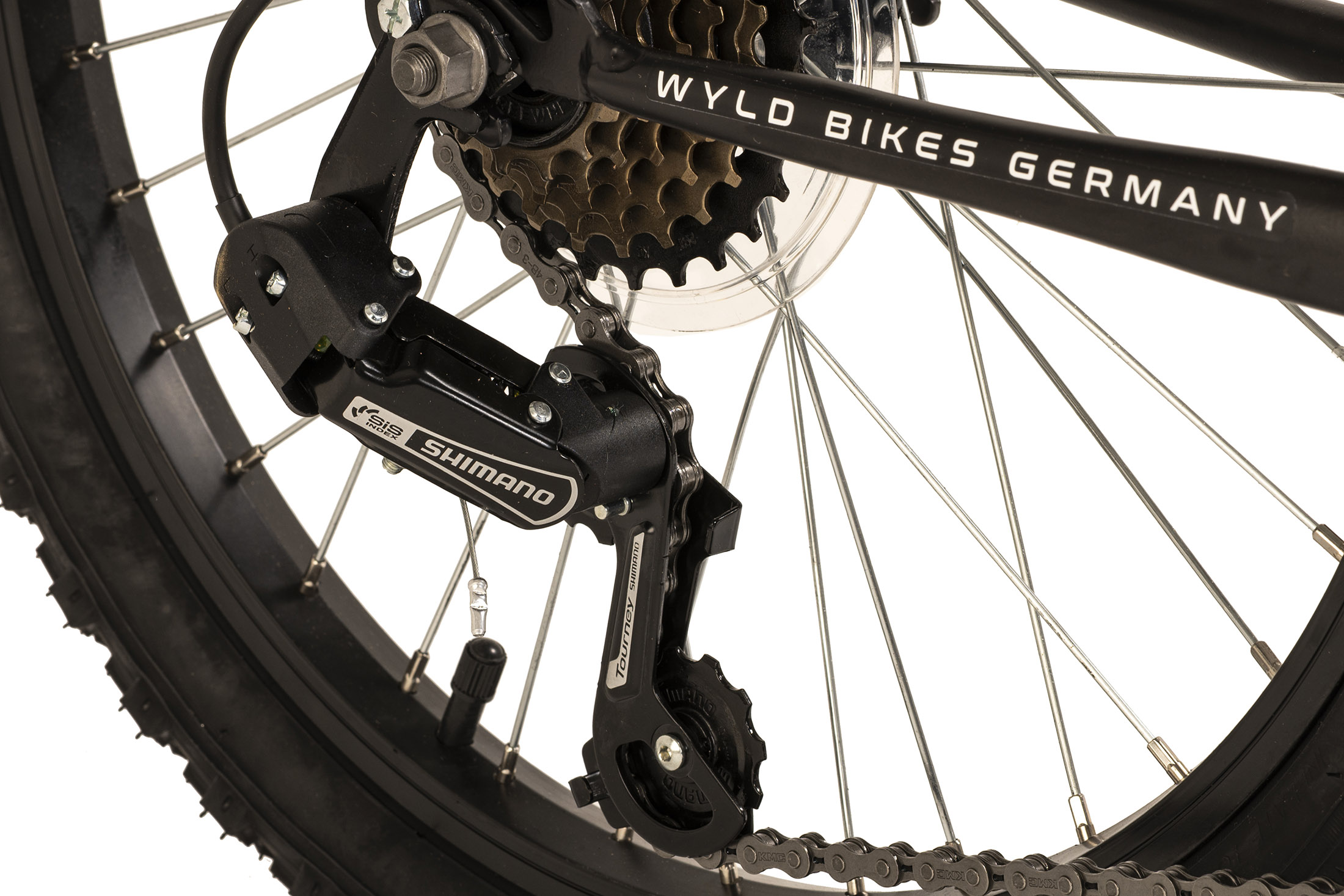 Nahaufnahme von Hinterrad und Schaltwerk eines Fahrrads. Es steht 'WYLD BIKES GERMANY'.
