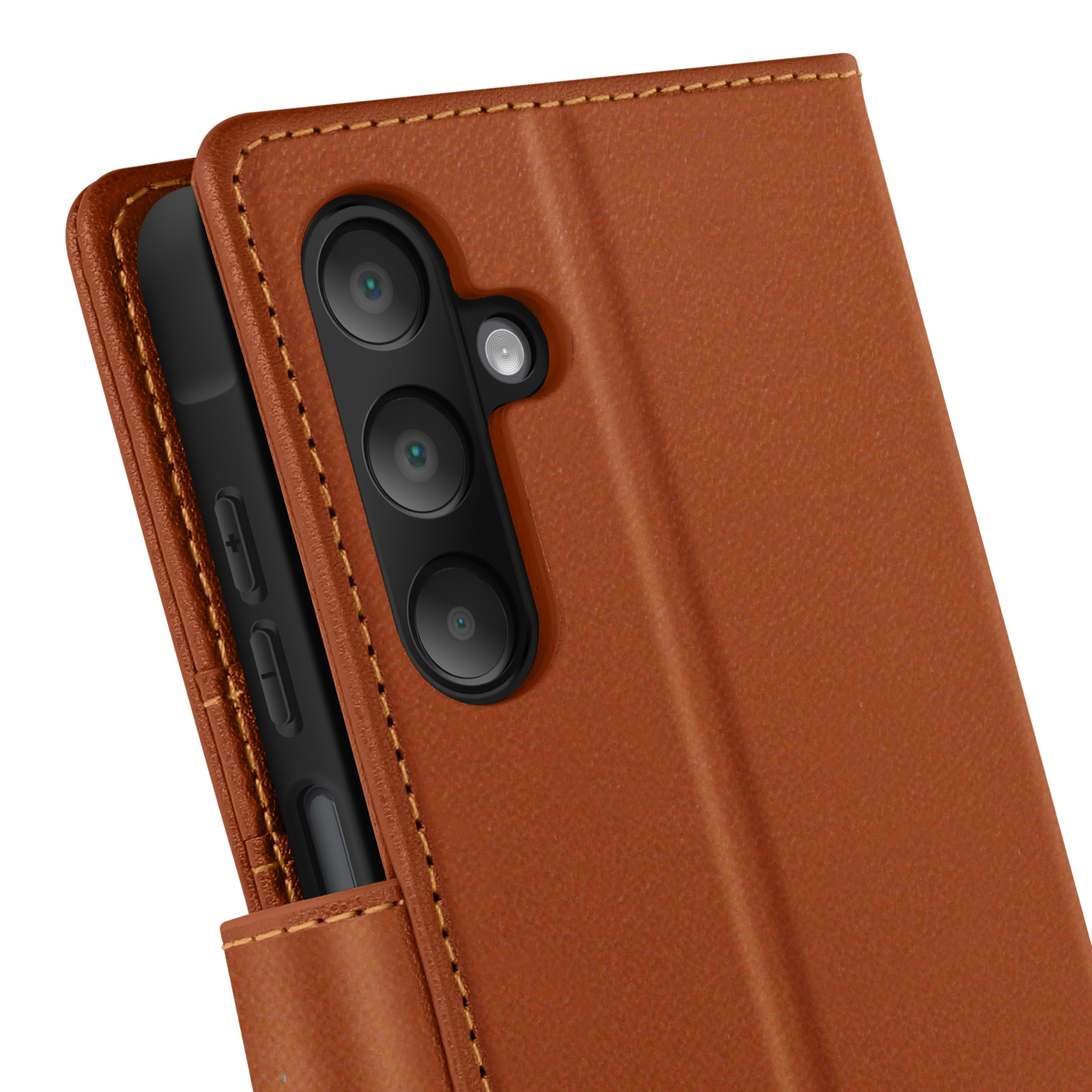 Étui de téléphone en cuir marron avec téléphone et triple caméra.