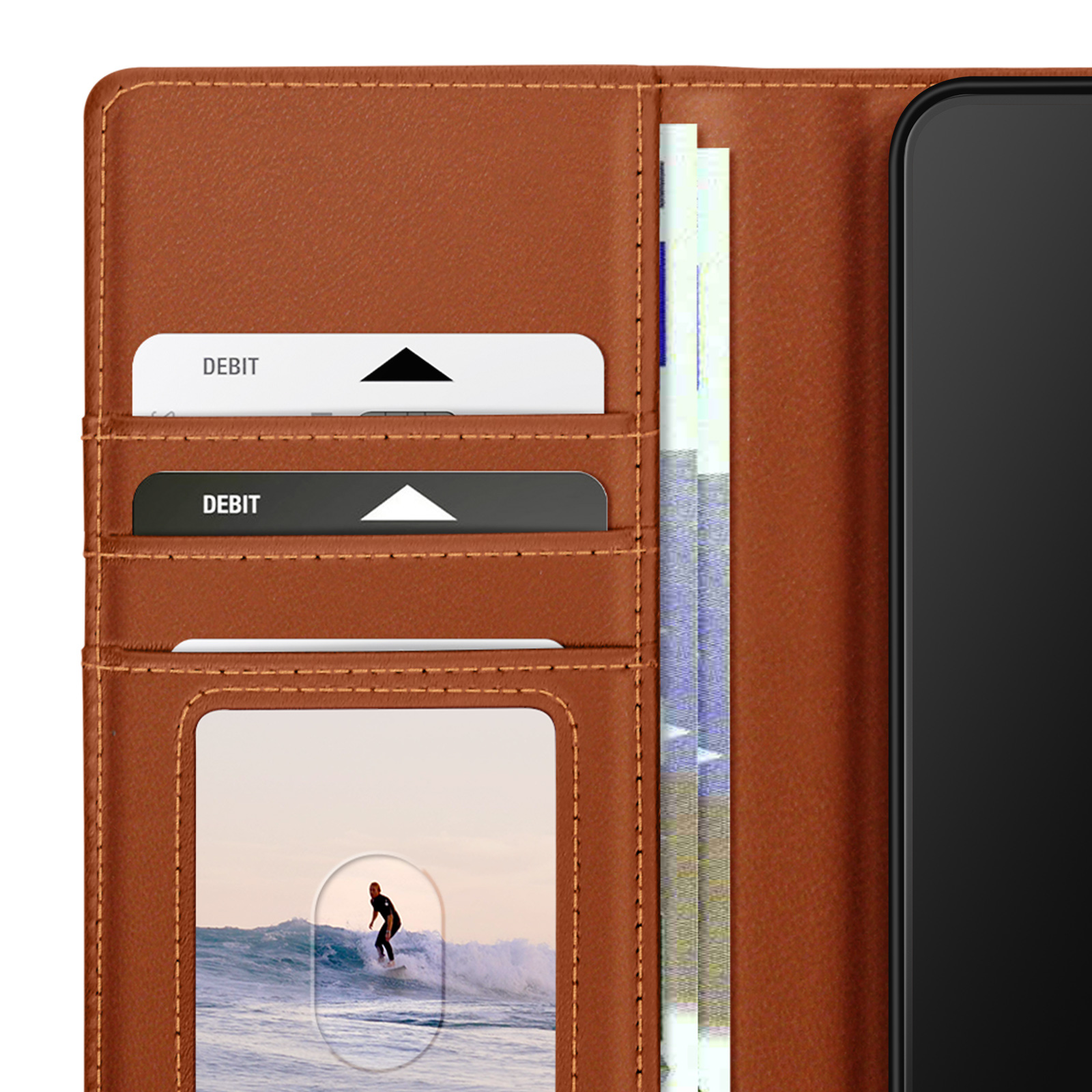 Portefeuille en cuir marron pour téléphone, ouvert. Visible : cartes de débit, argent liquide et une photo d'un surfeur.