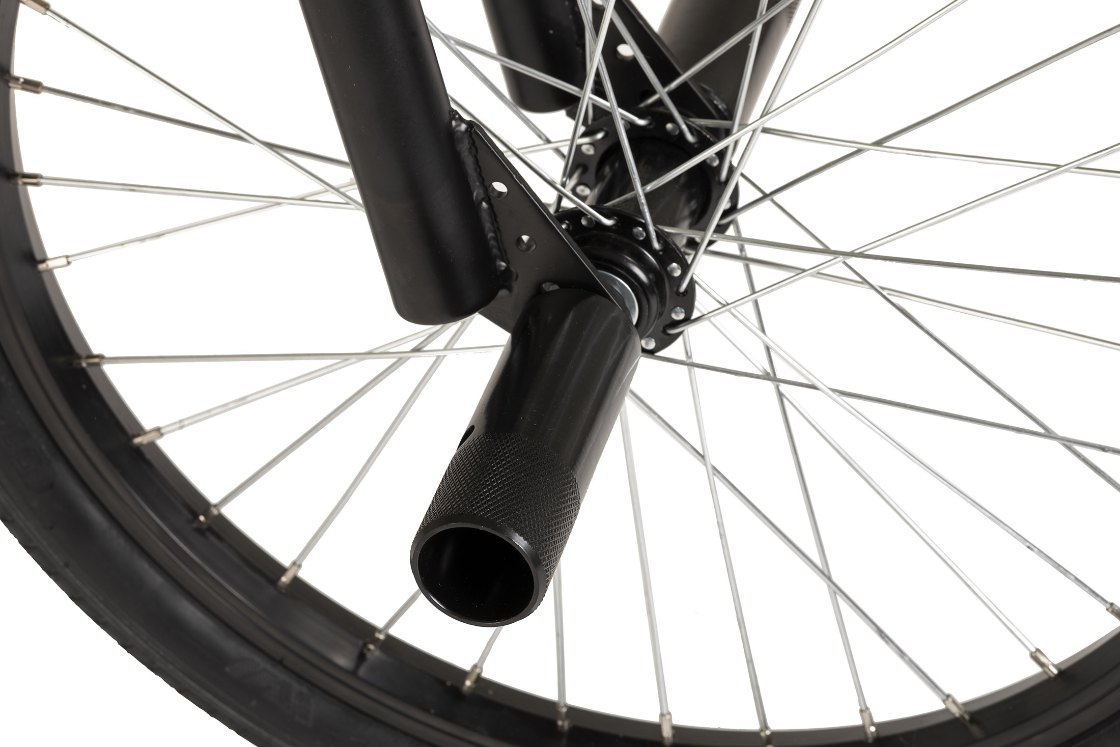 Nahaufnahme eines schwarzen BMX-Fahrradrads. Schwarzer Reifen, Speichen und Nabe. Weißer Hintergrund.