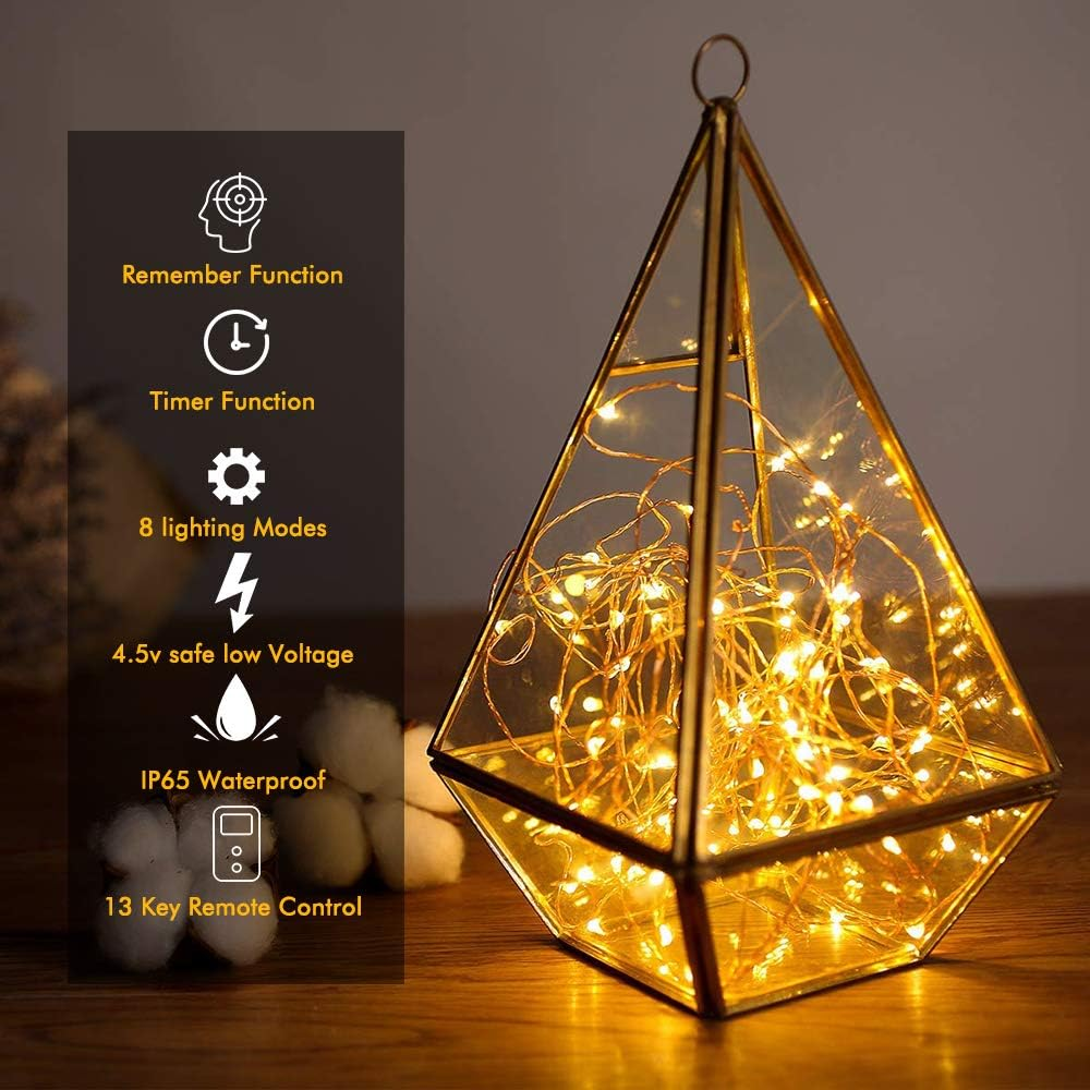 Goldenes geometrisches Glasterrarium mit Feenlichtern im Inneren, mit Text links.