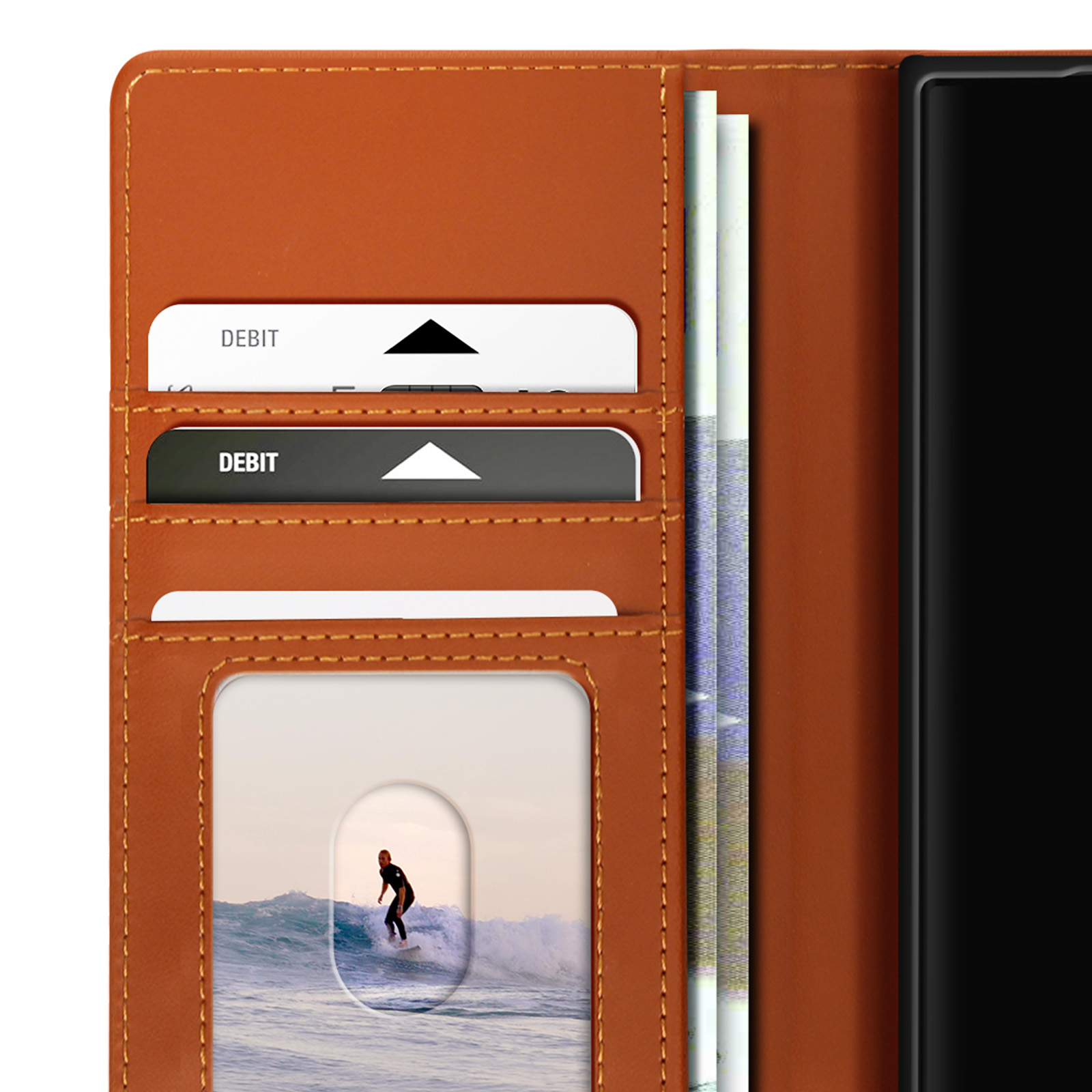 Custodia marrone aperta con carte, denaro e foto di un surfista. Telefono dentro.