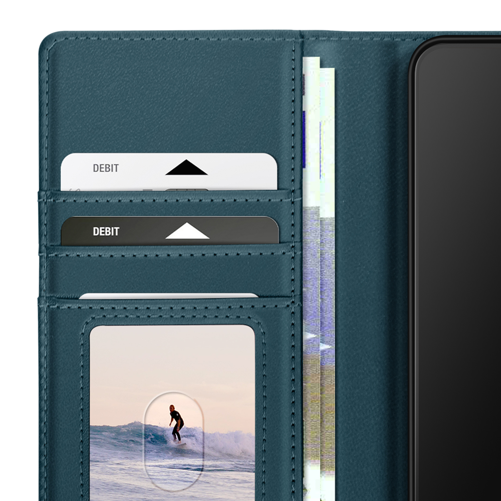 Un portafoglio blu con una carta di debito e una foto di un surfista. Il portafoglio è aperto.