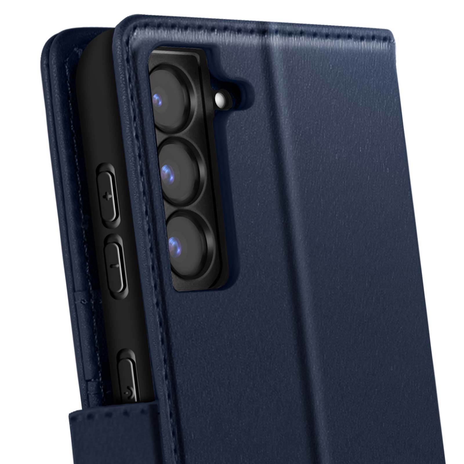 Primo piano di una custodia per telefono blu scuro con un telefono all'interno. La custodia ha una chiusura magnetica.
