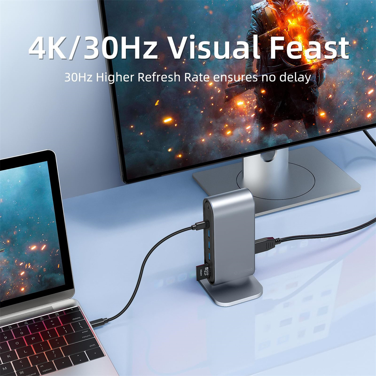 Silberner Hub an Laptop und Monitor angeschlossen, mit SD-Karte. Zeigt ein 4K/30Hz-Fest.