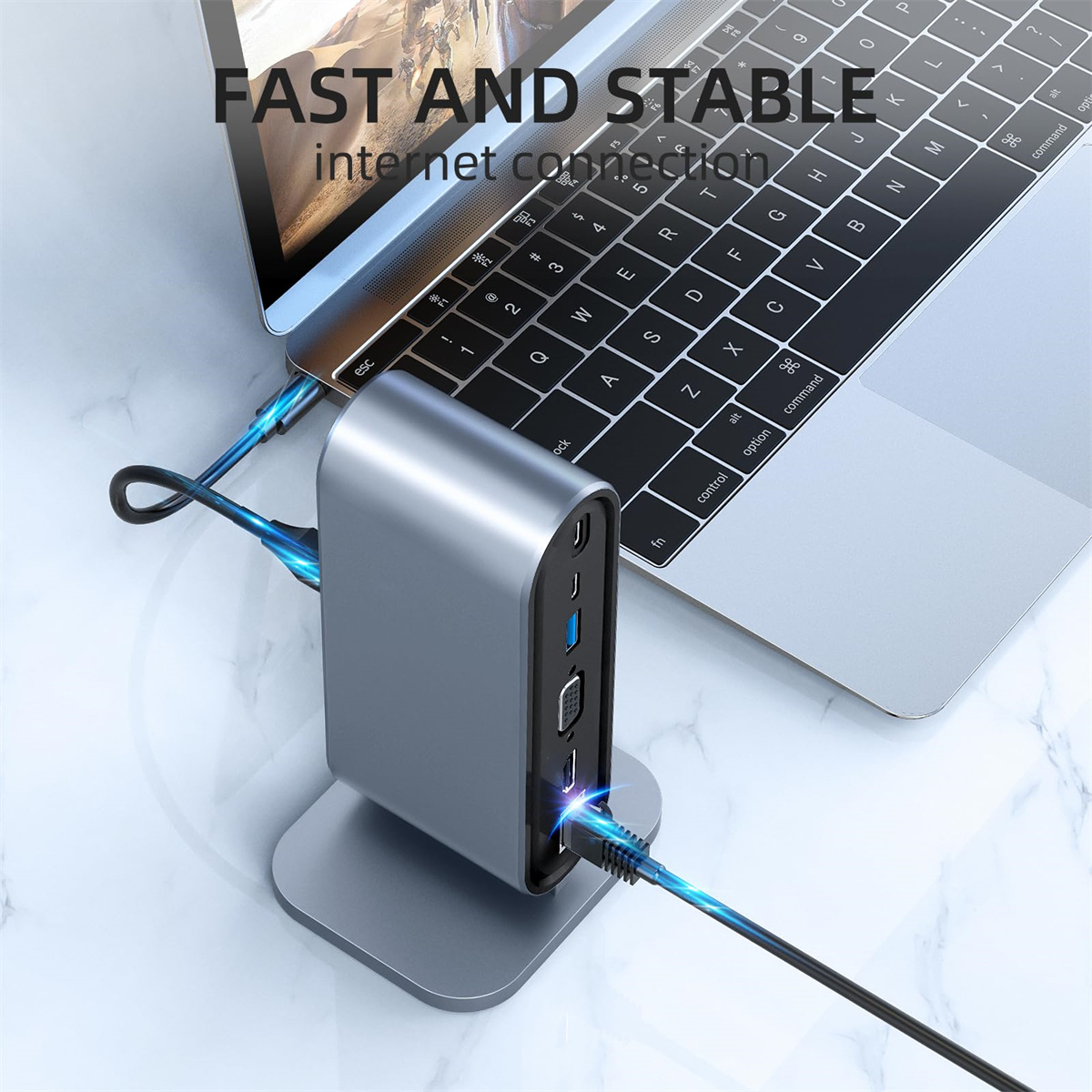 Silberner Hub verbindet sich mit einem Laptop, schnelle Internetgeschwindigkeit.