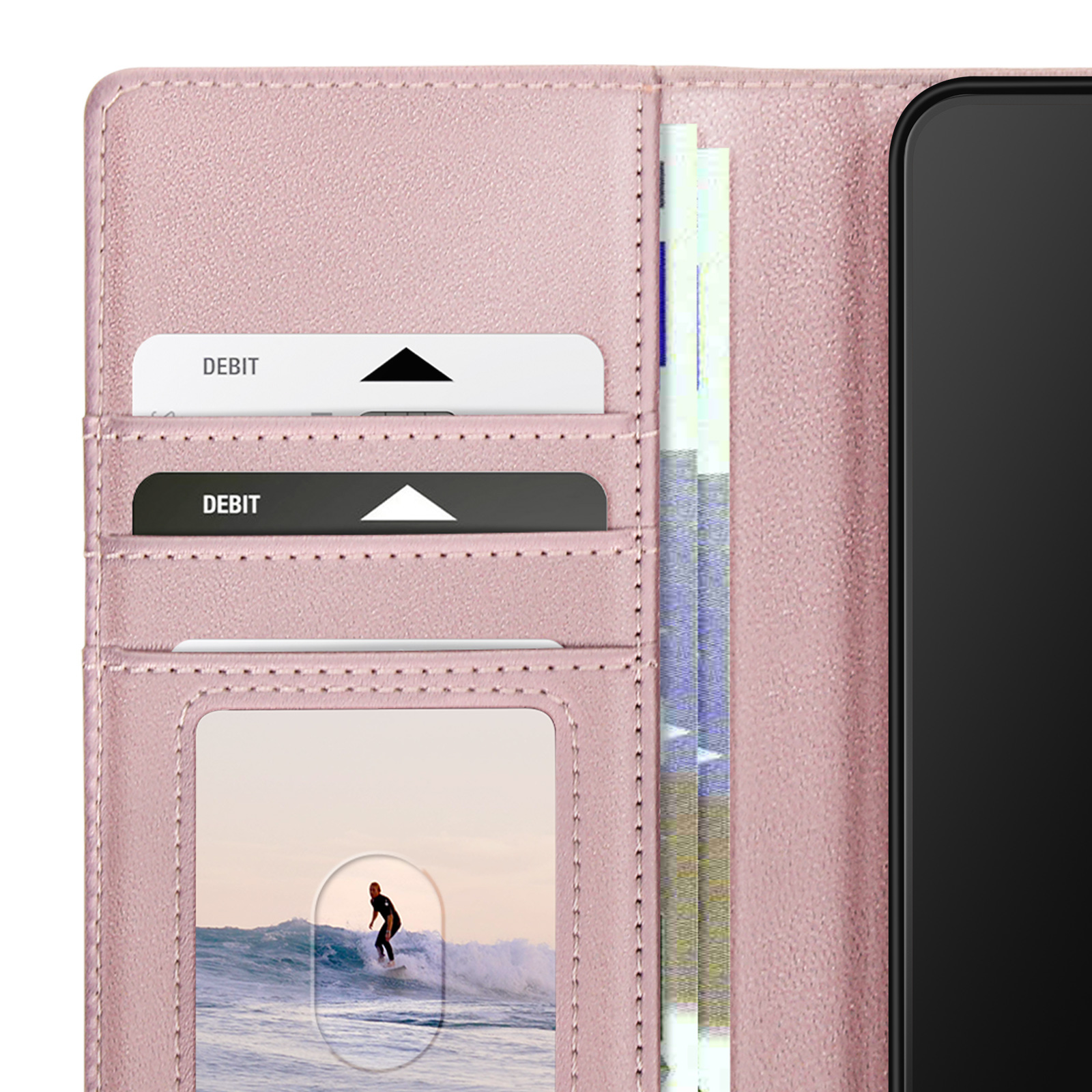 Custodia rosa per telefono con sezione portafoglio. Carte di debito, denaro e foto di surfista visibili.