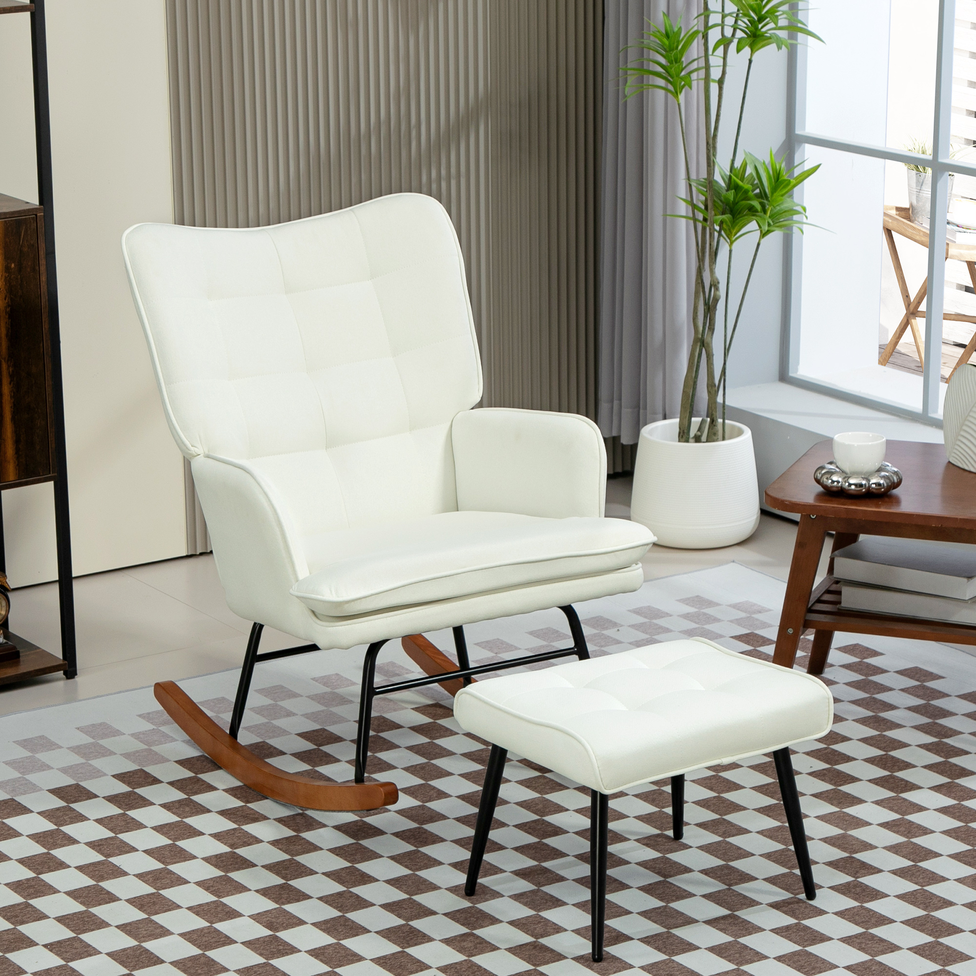 Sillón balancín blanco y reposapiés. El entorno es una sala de estar con alfombra y plantas.