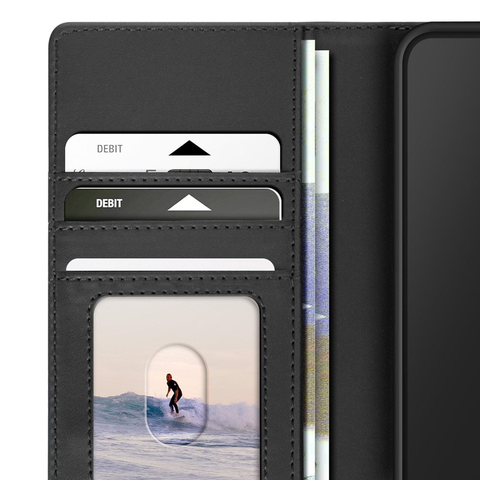 Primo piano di custodia nera aperta. Carte di debito e foto di un surfista.
