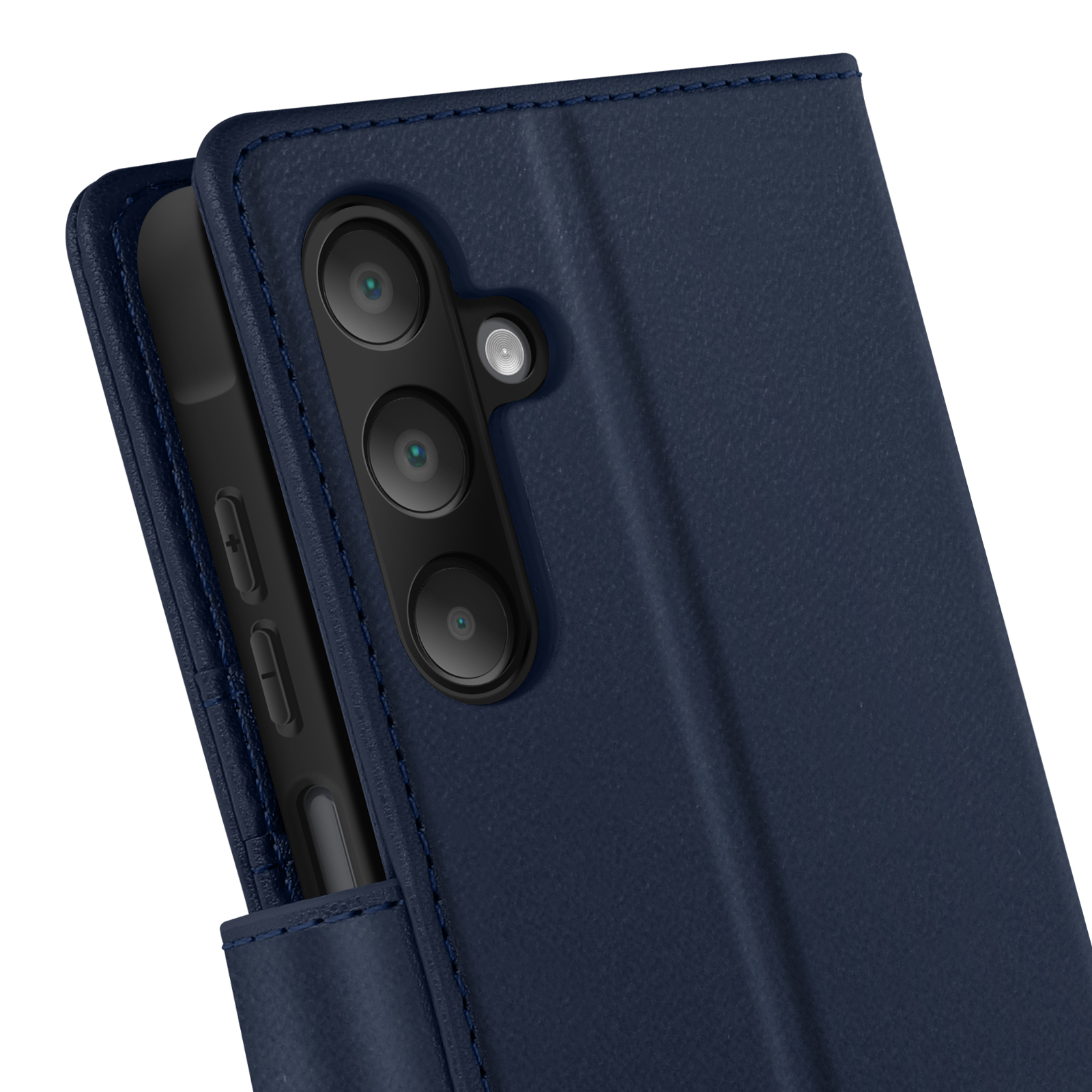 Custodia blu navy chiusa. Primo piano degli obiettivi della fotocamera.