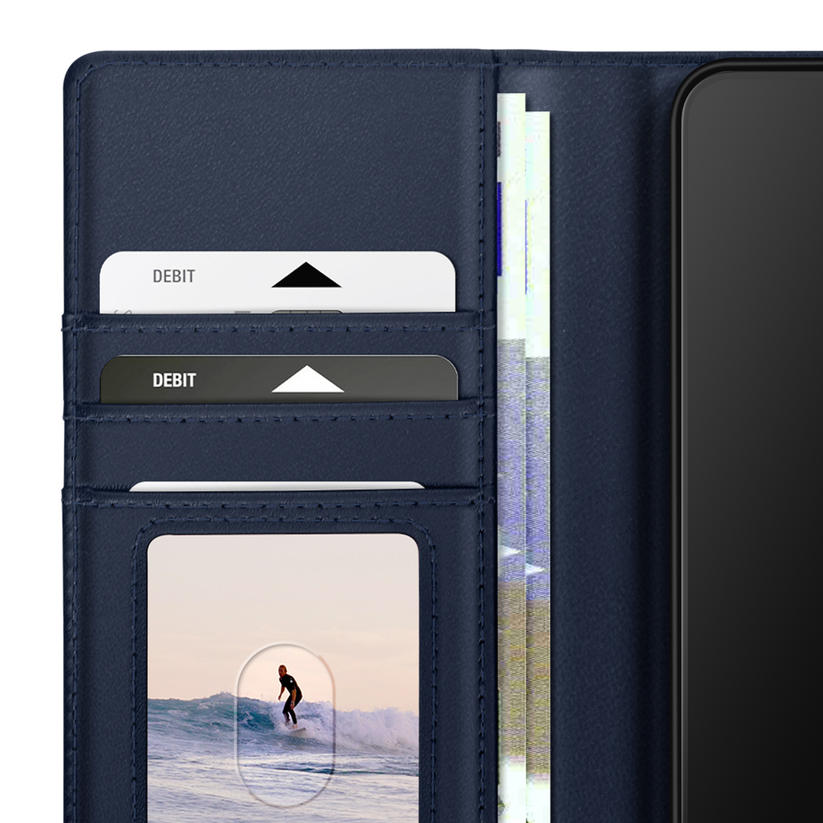 Custodia blu aperta, che mostra carte, denaro e una foto di un surfista. Telefono nero a destra.