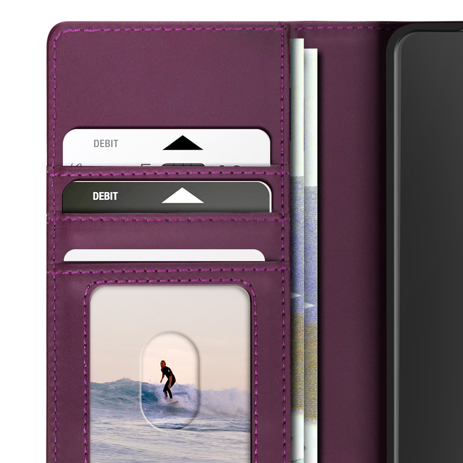 Primo piano di custodia viola aperta. Carte di debito e foto di un surfista.