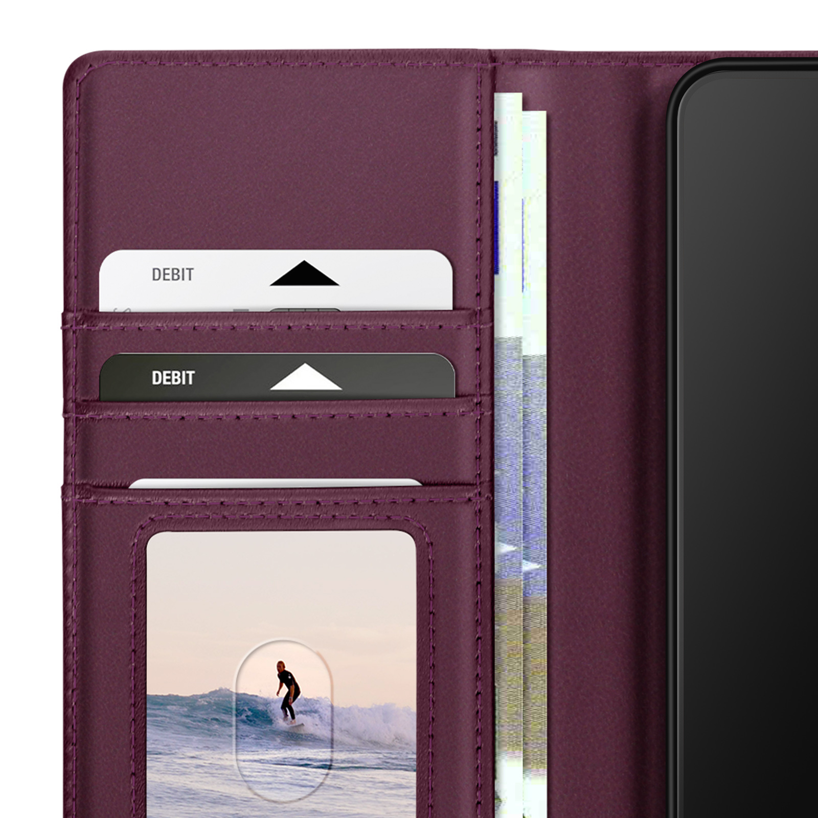 Primo piano di custodia viola aperta. Carte di debito e foto di un surfista.