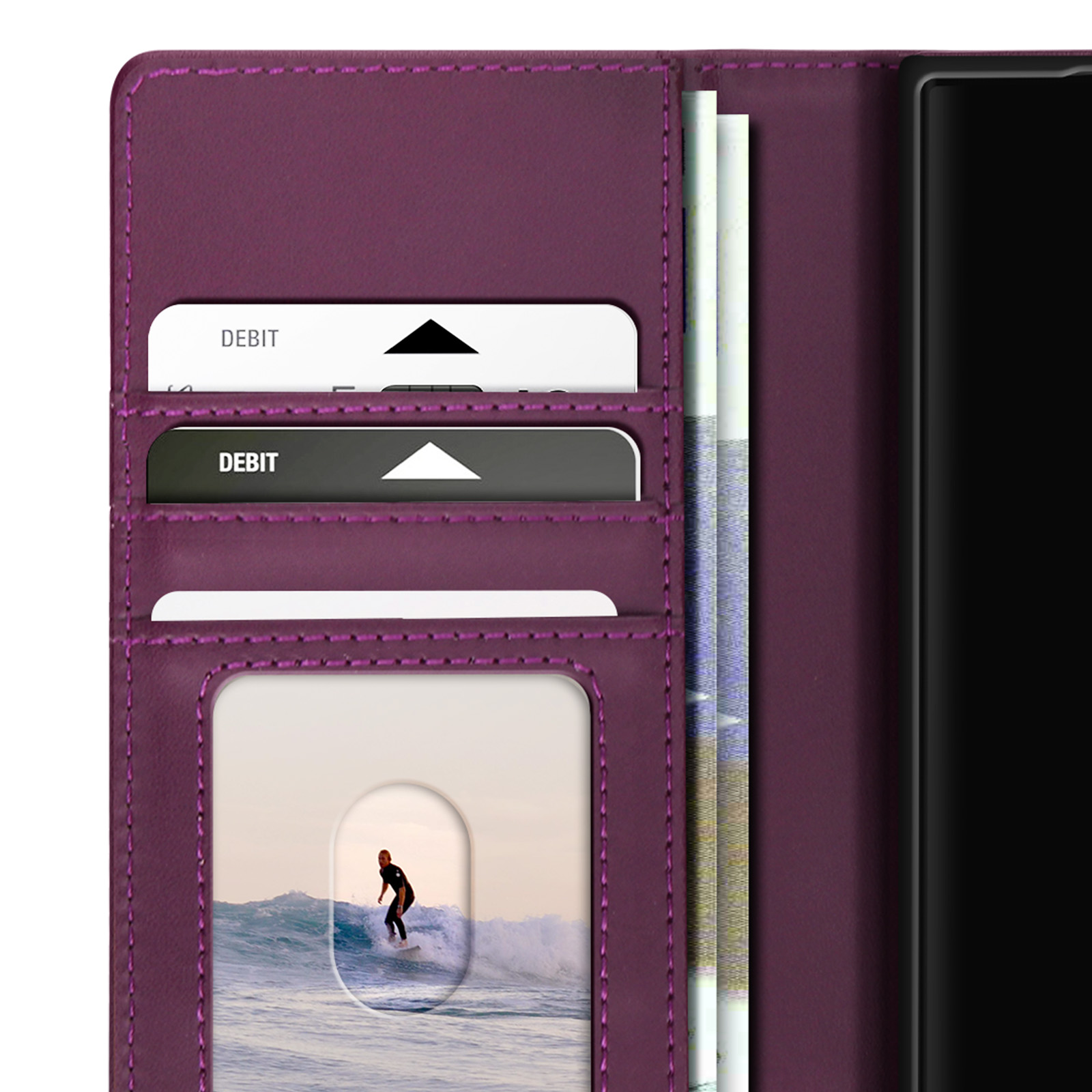 Primo piano custodia viola aperta. Carte debito, denaro e foto surfista.