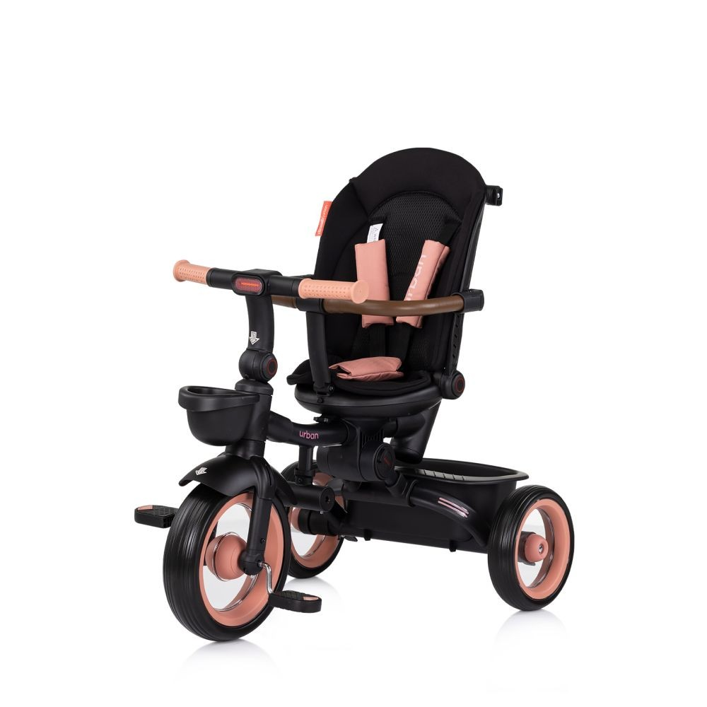 Schwarzes und rosa Baby-Dreirad. Merkmale sind ein Verdeck, Sitz und Lenker, auf weißem Hintergrund.
