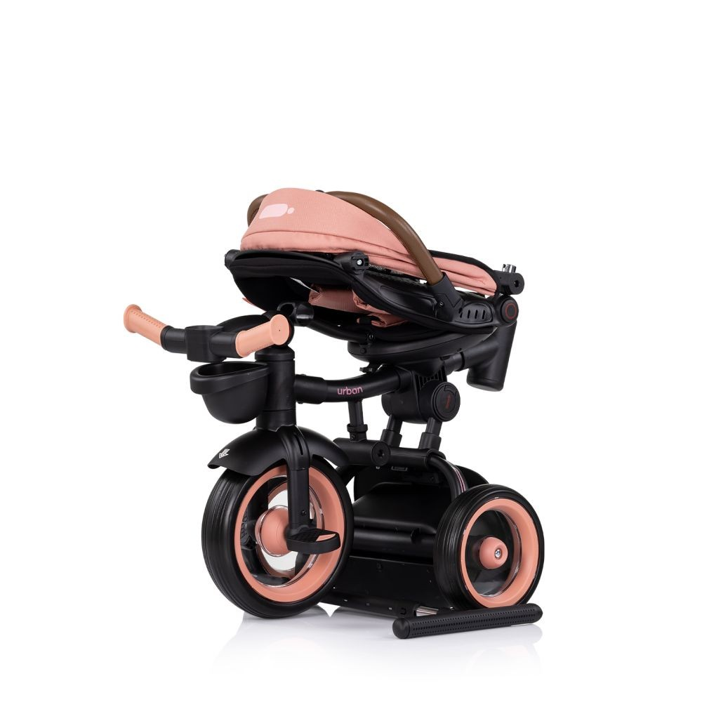Baby-Dreirad mit rosa Verdeck und schwarzem Rahmen. Auf weißem Hintergrund.