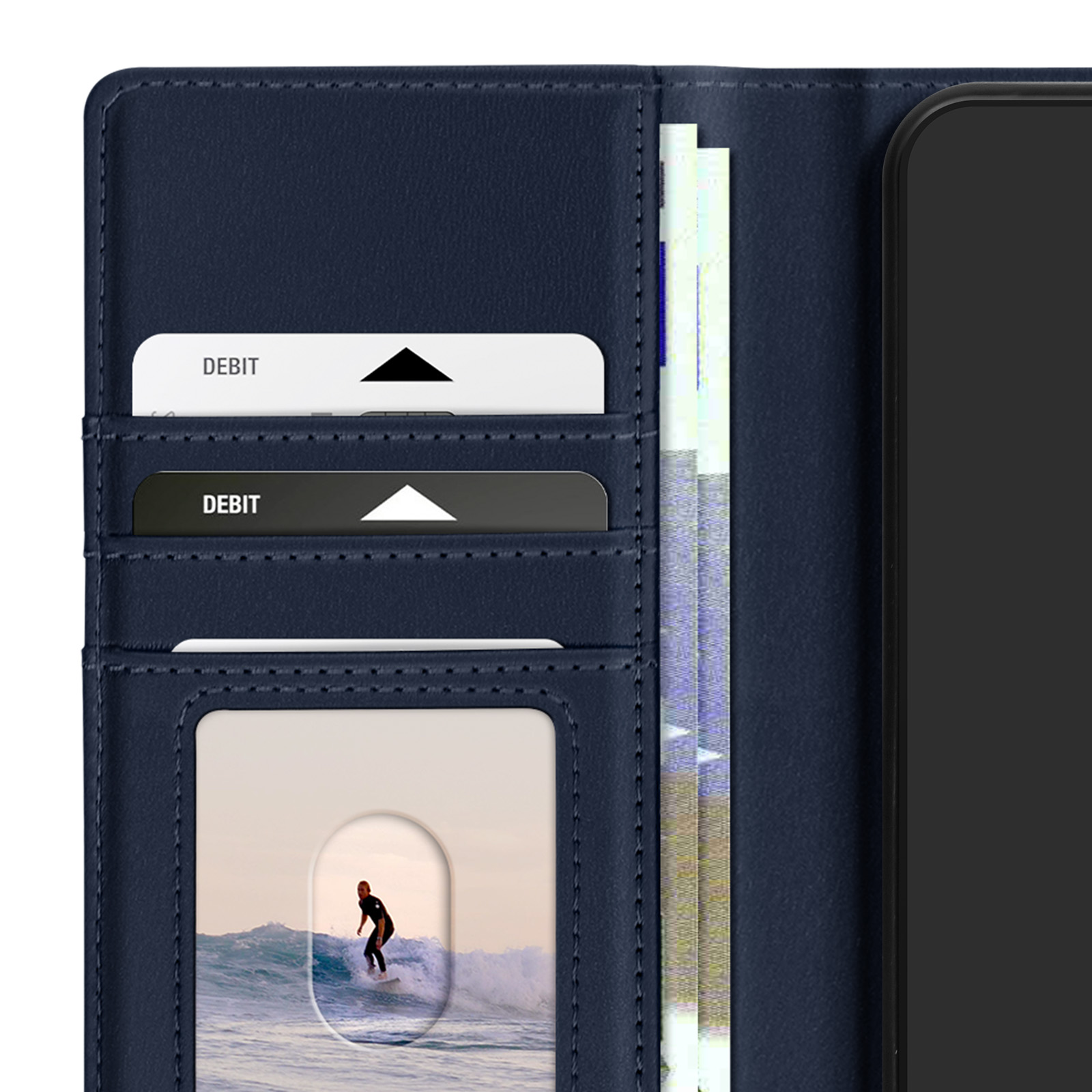 Primo piano di un portafoglio blu navy con scomparti per carte, carte di debito, valuta e una foto di un surfista.