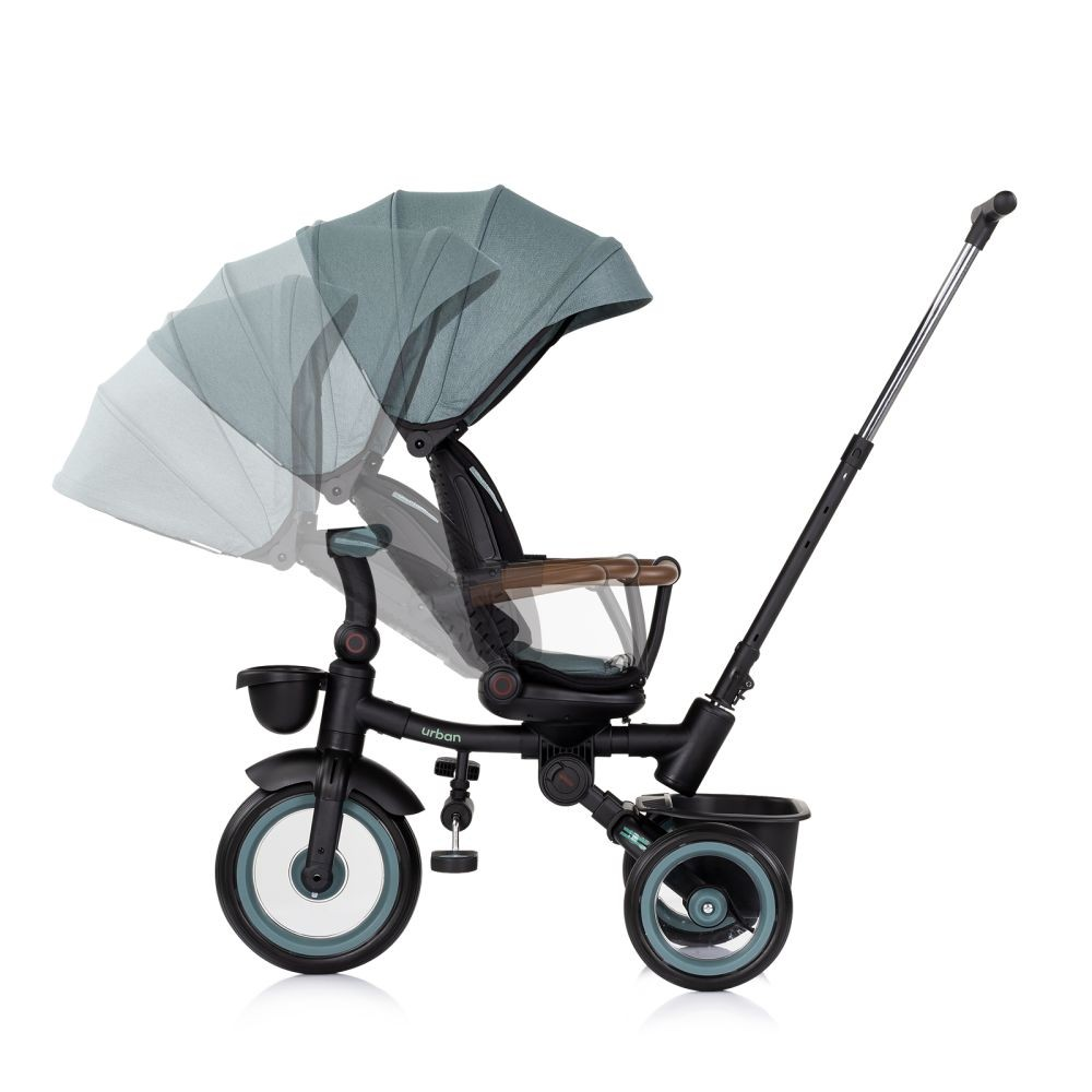 Baby-Dreirad mit grünem Verdeck und schwarzem Rahmen. Auf weißem Hintergrund.