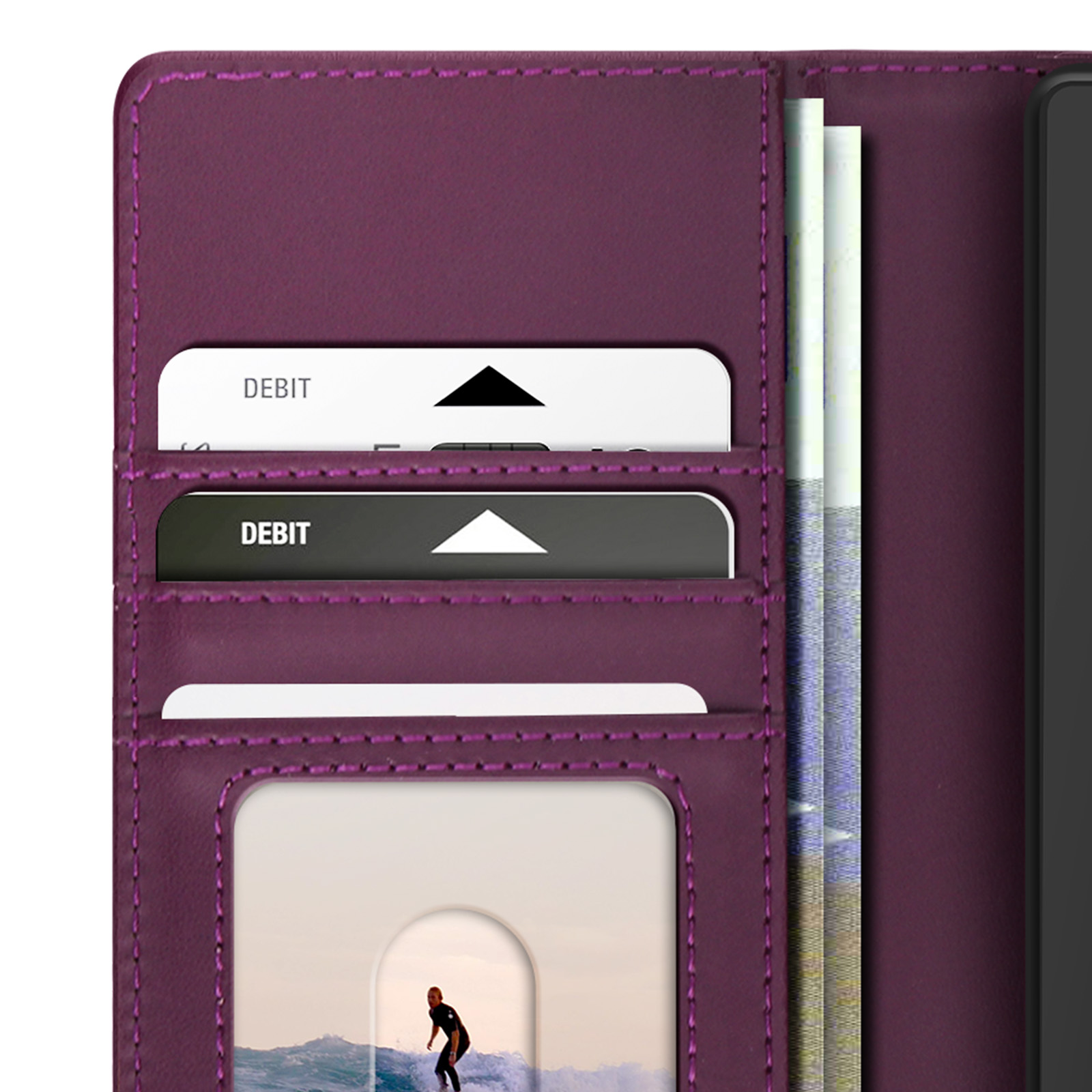 Custodia viola aperta, con scomparti per carte, carte di debito e foto di un surfista.