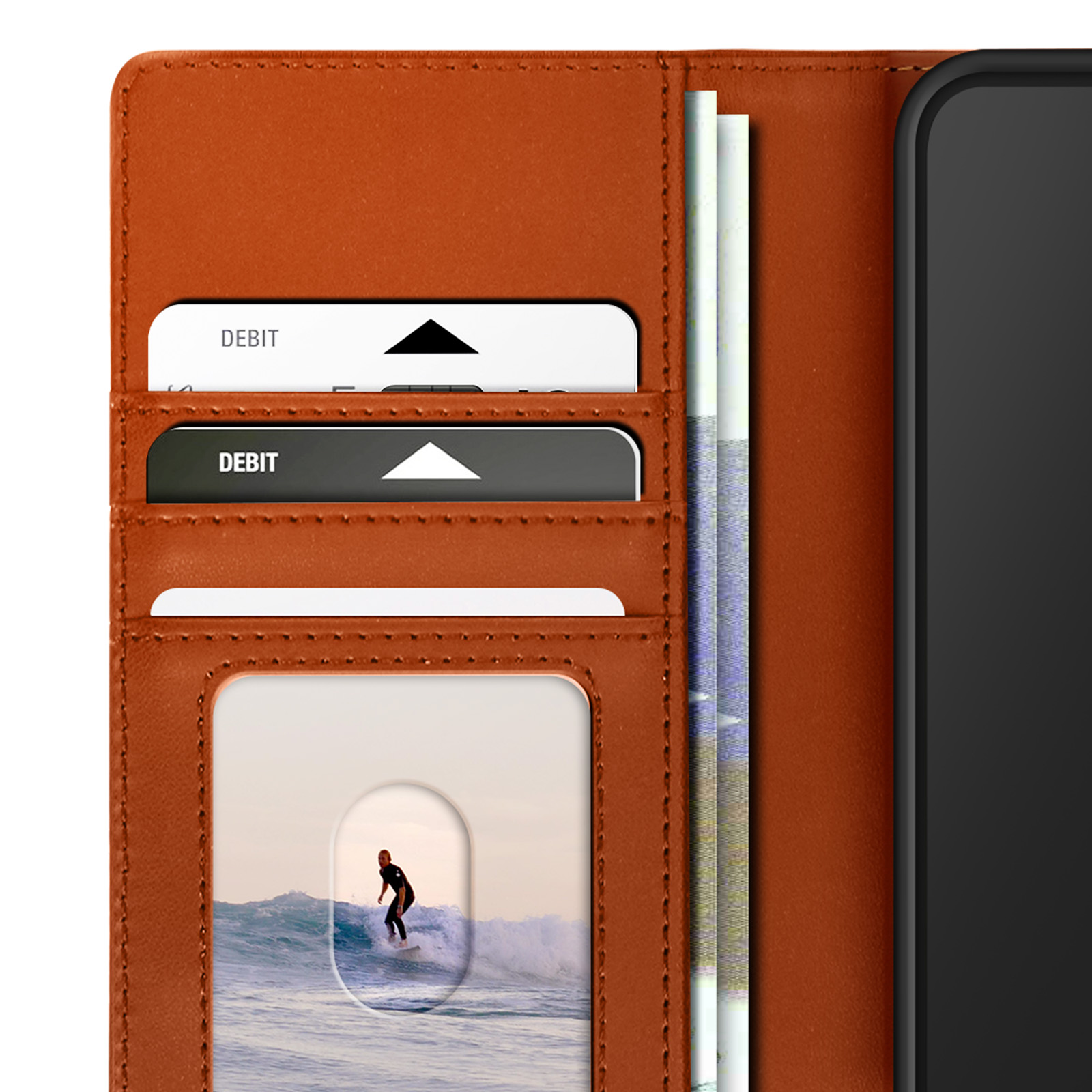 Un portafoglio in pelle marrone con fessure per carte e una foto. Un telefono è a destra.