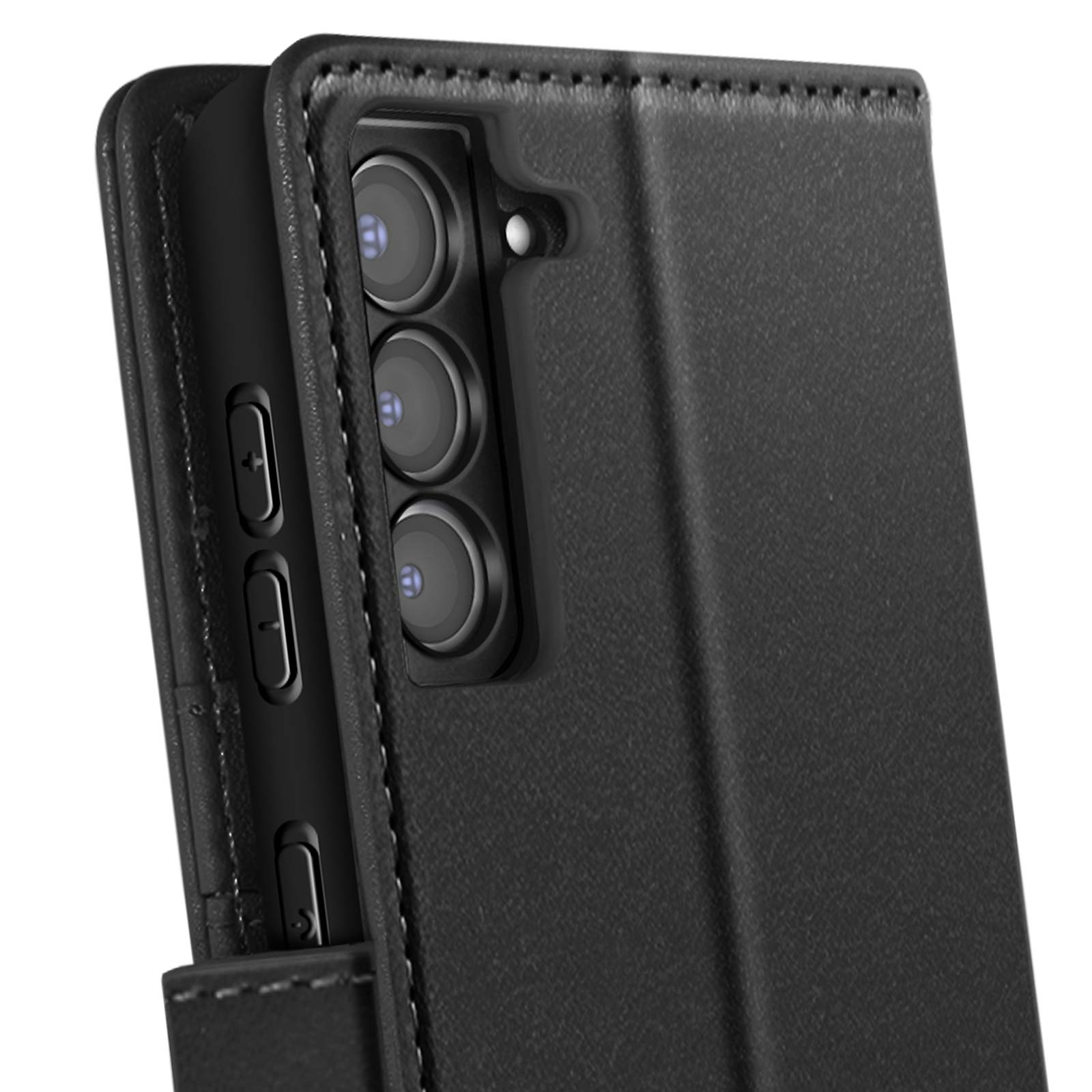 Primo piano della custodia nera del telefono con tre obiettivi. Bordi cuciti e interno scuro.