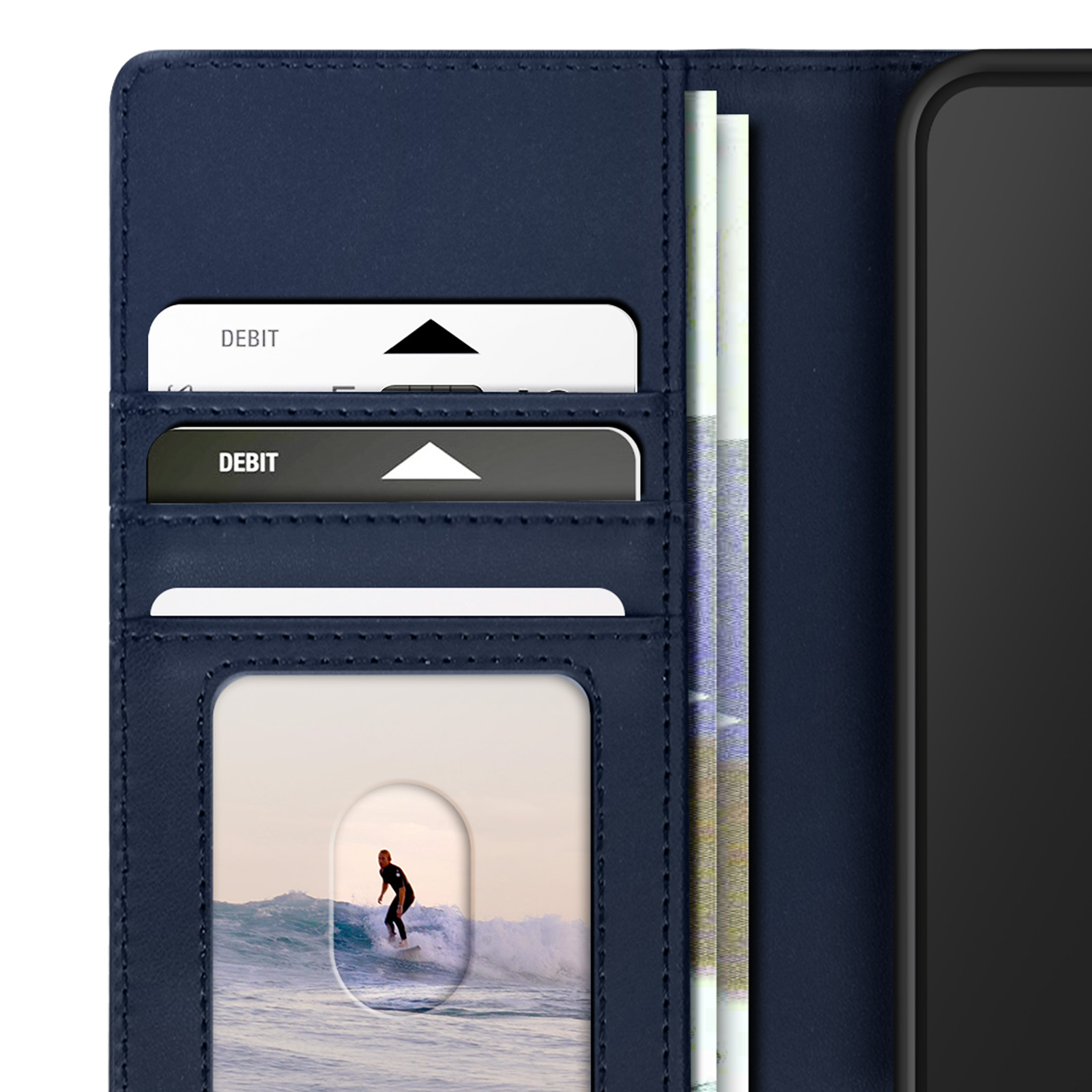 Custodia blu navy aperta, mostrando carte, denaro e surfista nell'onda.