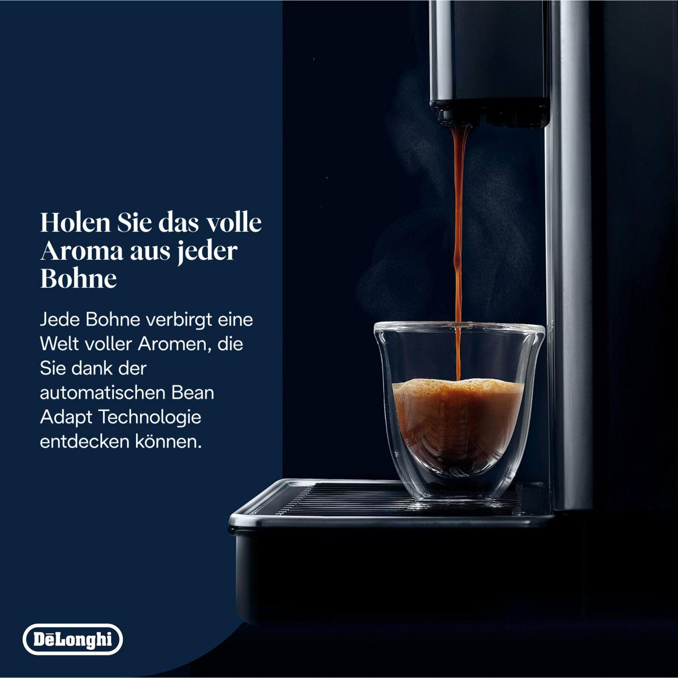 Macchina da caffè che versa caffè in una tazza di vetro. Testo a sinistra.