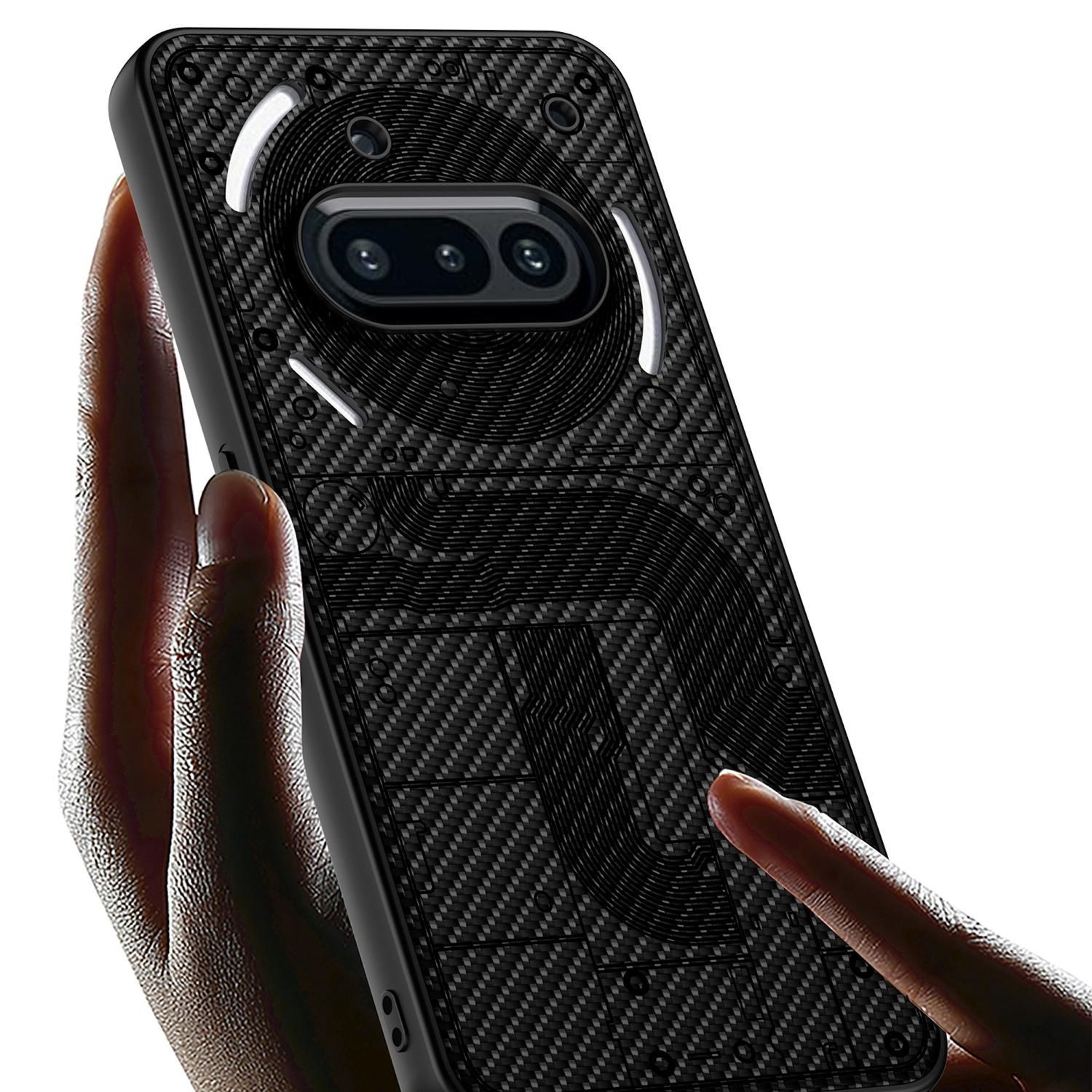 Eine schwarze Handyhülle mit strukturiertem Design. Eine Hand berührt die Hülle.