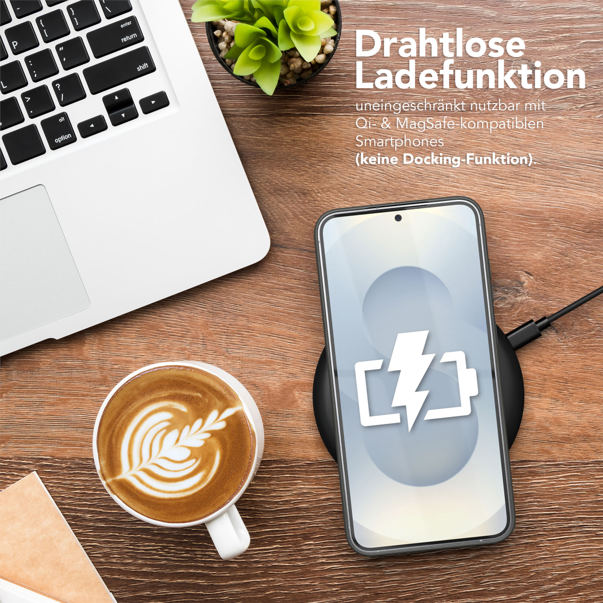 Telefon wird drahtlos auf einem schwarzen Pad aufgeladen. Laptop und Kaffee auf dem Holztisch.