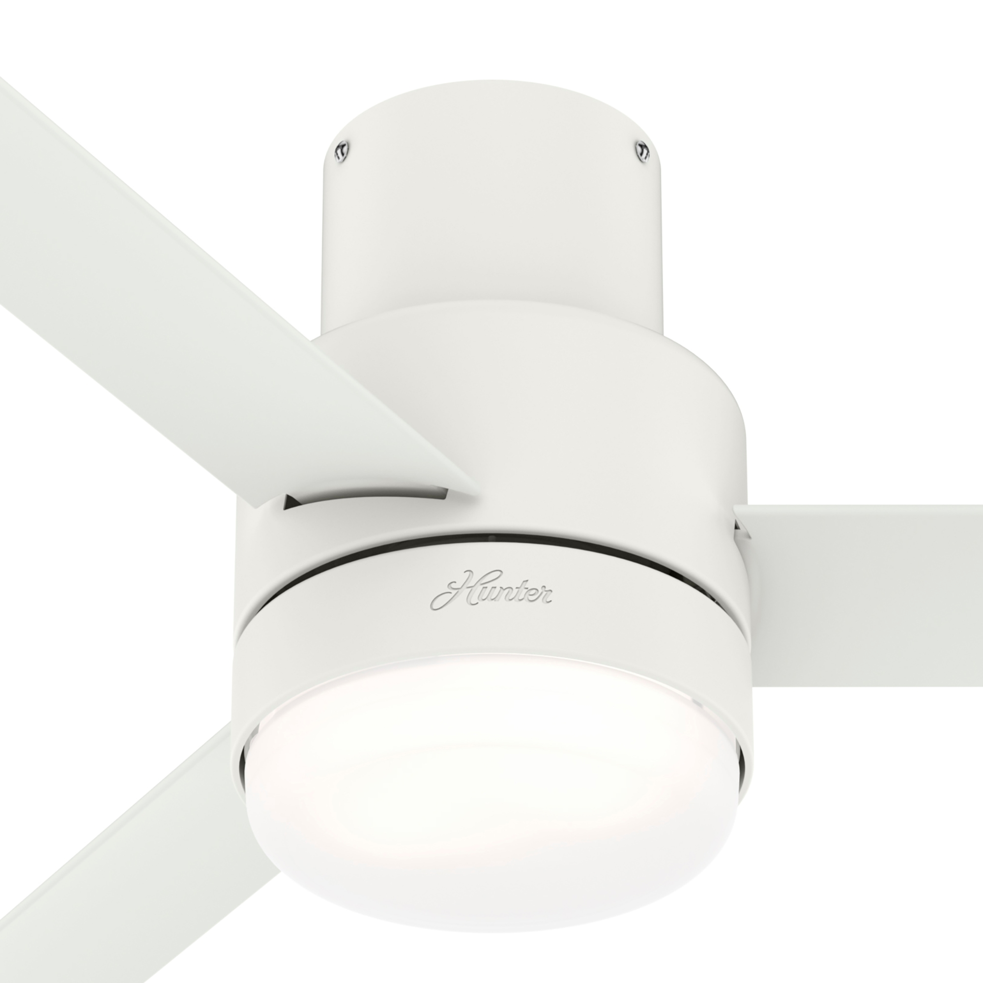 Nahaufnahme eines weißen Deckenventilators mit drei Flügeln und zentralem Licht.